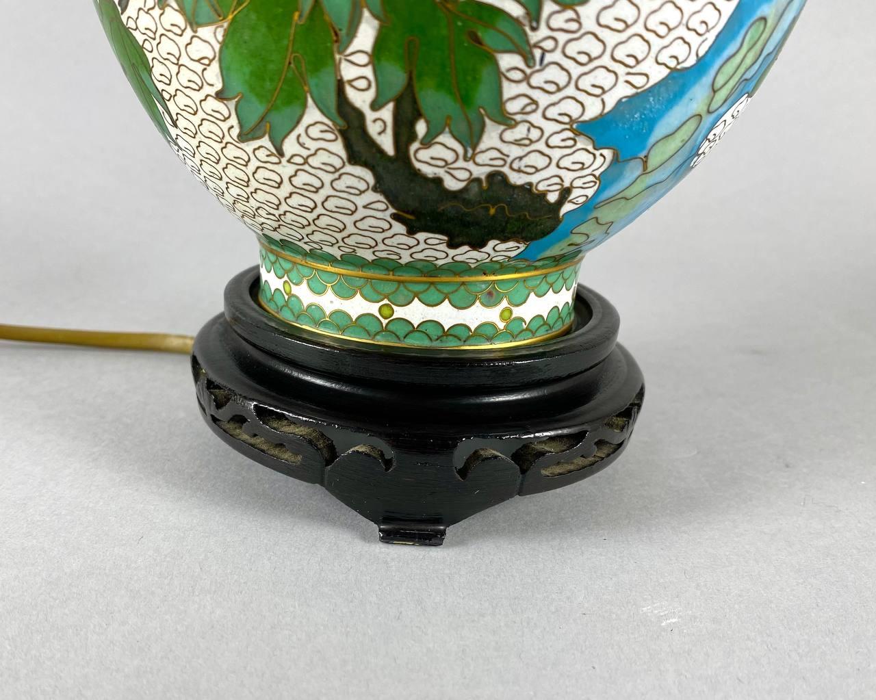 Métal Lampe de table cloisonnée vintage avec décoration de pivoines, Chine, années 1970 en vente