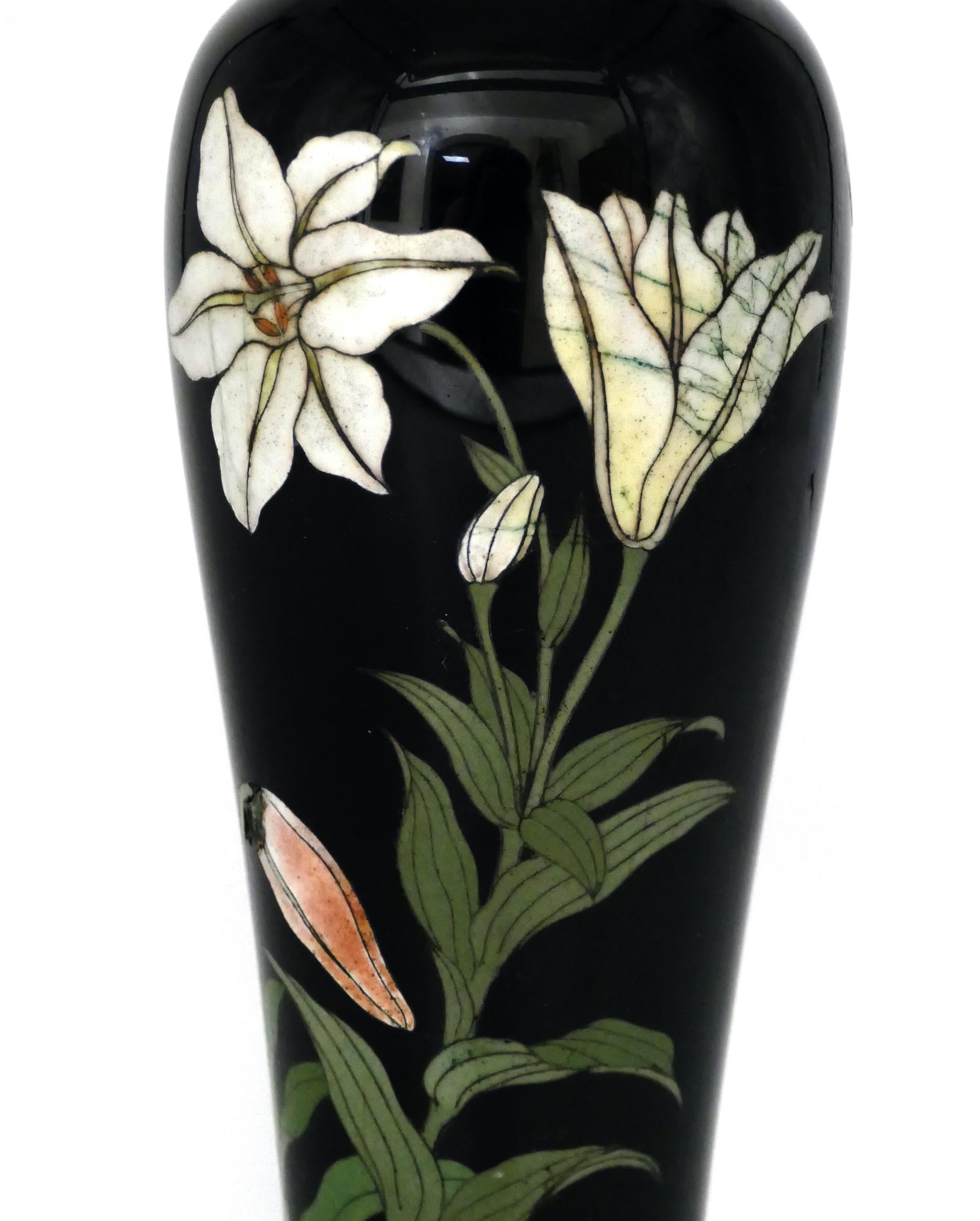 This is a superb Cloisonné vase, with a floral motif on a black background.

Likely produced in Japan at the turn of the 19th and 20th centuries.

In very good condition, except for light scratches and some visible cracks on the white enamel