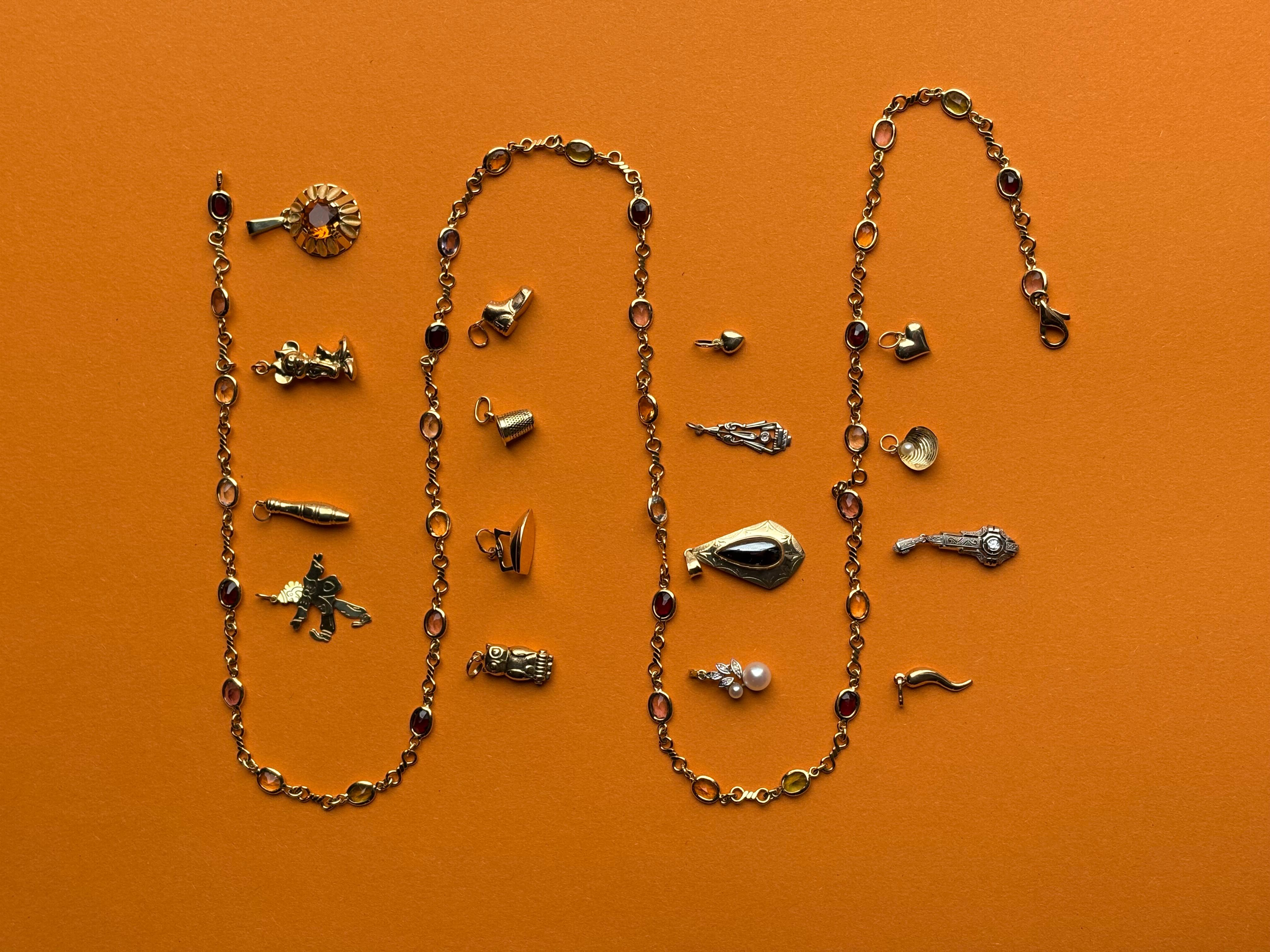 Colgante de hierro de ropa vintage, colgante o colgante de pulsera de mediados de siglo en venta 5
