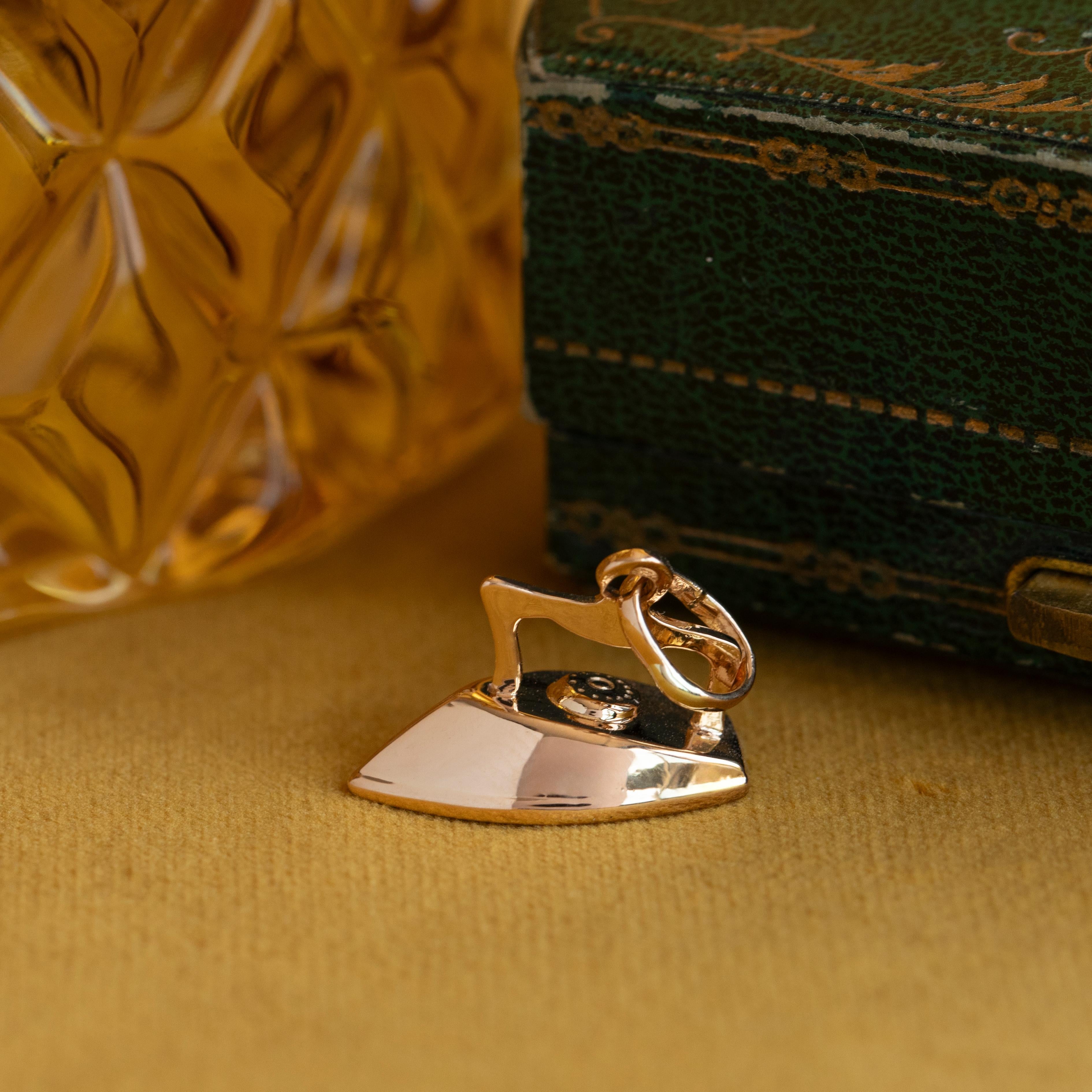 Femenino o masculino Colgante de hierro de ropa vintage, colgante o colgante de pulsera de mediados de siglo en venta