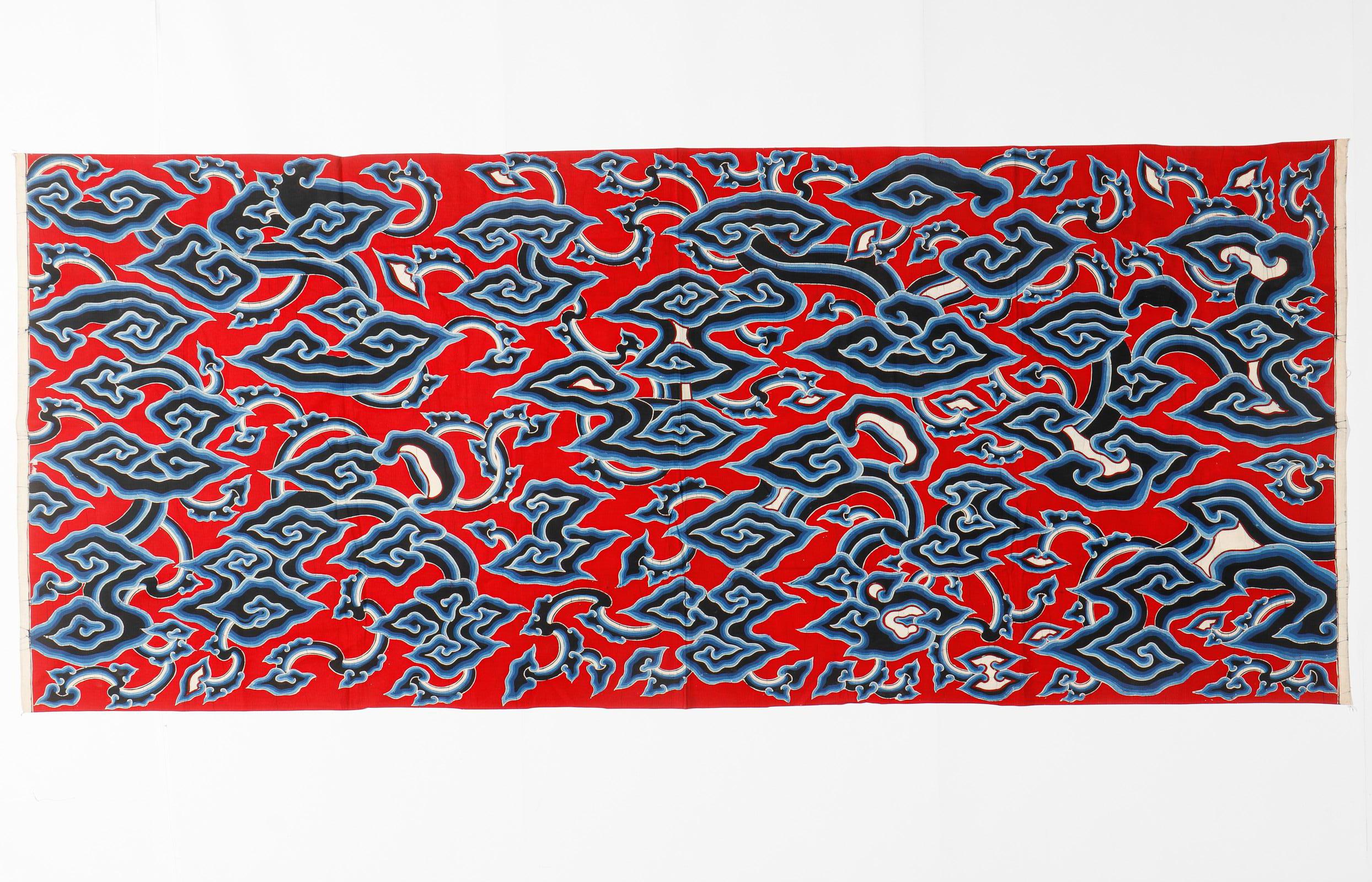 Probablemente uno de los diseños textiles batik más bellos de Indonesia, la falda envolvente también conocida como Kain Panjang era un diseño emblemático de Cirebon, en la costa norte de Java. El diseño de la Nube se llama Megamendung en el idioma