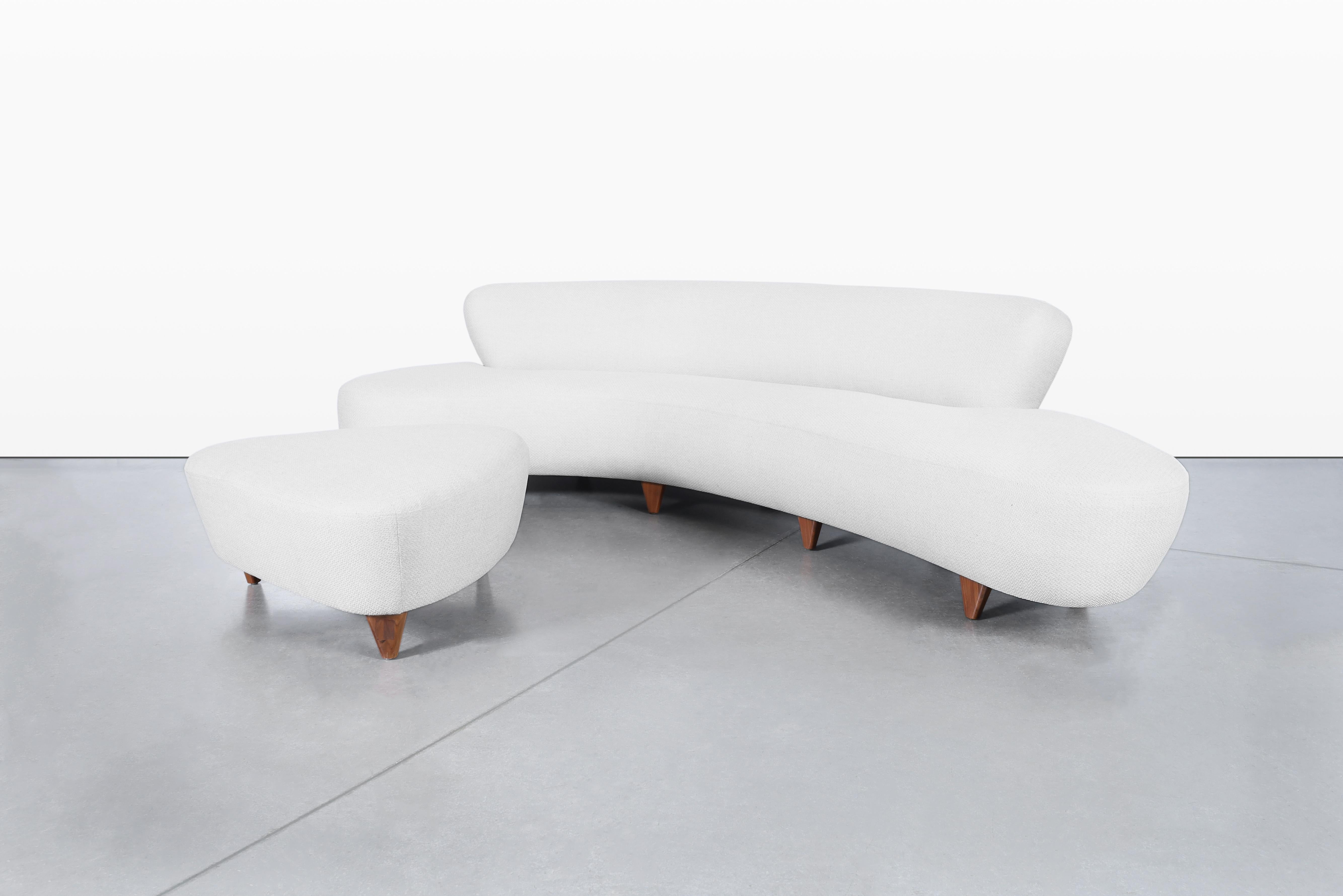 Imaginez transformer votre espace de vie avec ce superbe canapé nuage vintage, une pièce qui rend hommage au célèbre designer Vladimir Kagan. Ses lignes sculpturales et sa généreuse surface d'assise en font non seulement un endroit invitant à la