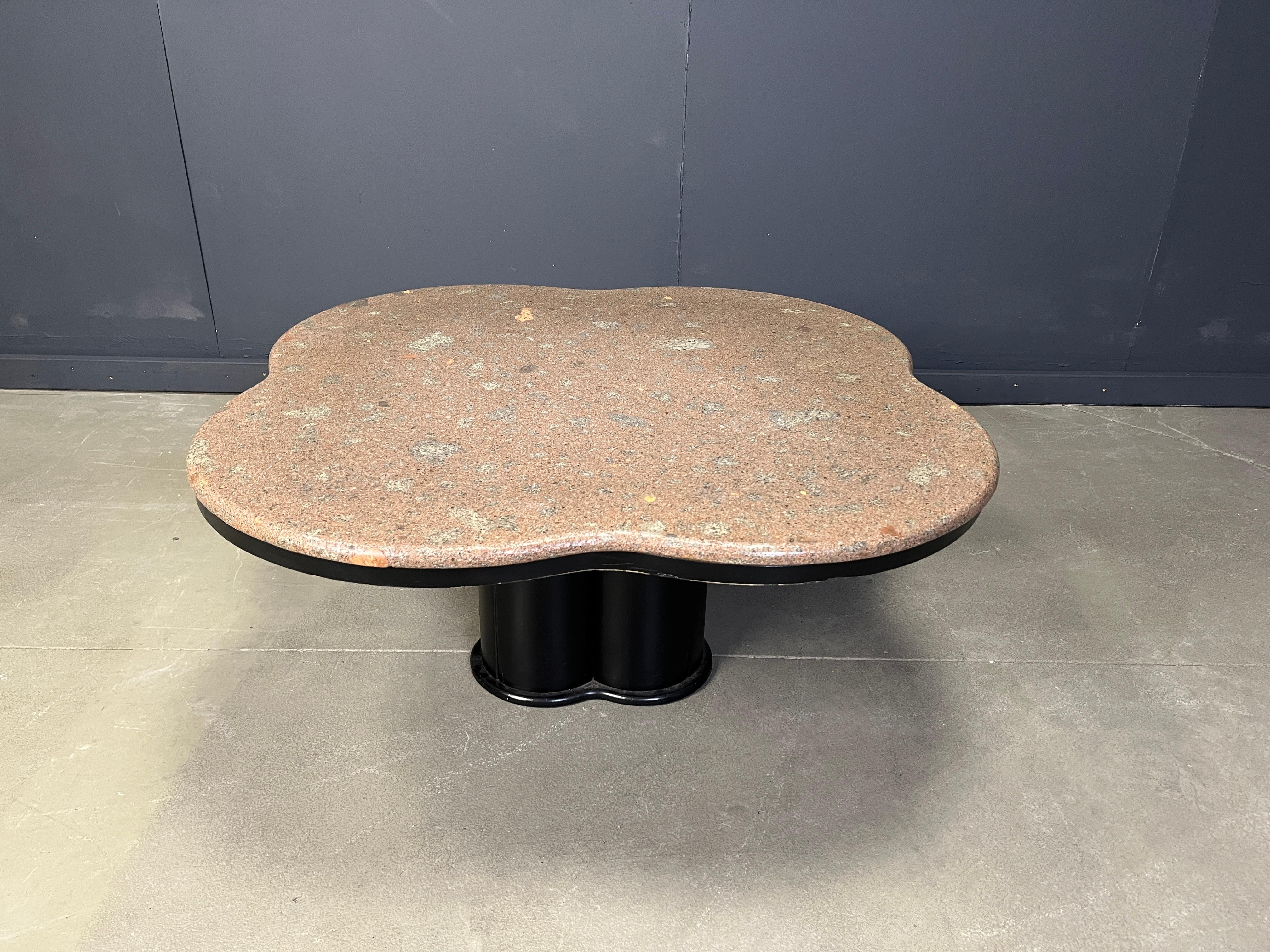 Table basse vintage française avec un plateau en granit en forme de trèfle et une base en bois noir. 

Belle pièce en bon état

A la manière de Jean Royere.

Années 1970 - Italie

Dimensions
Hauteur : 47 cm
Diamètre : 106 cm

Réf. : 25041503

*Les