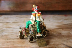 Clown d'epoca con auto a vento, scultura di Ron Lee, anni '80