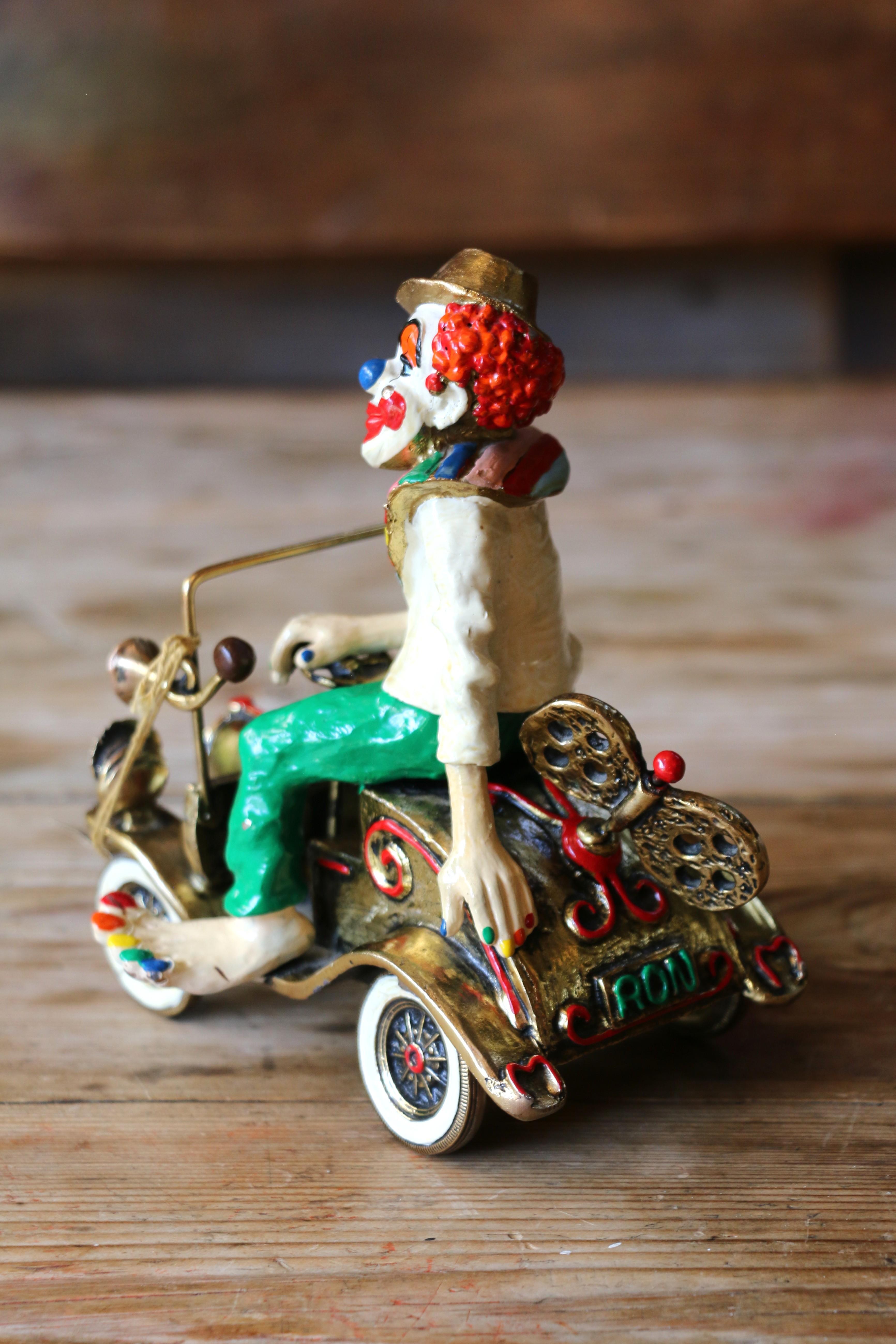 Mid-Century moderno Clown d'epoca con auto a vento, scultura di Ron Lee, anni '80 in vendita