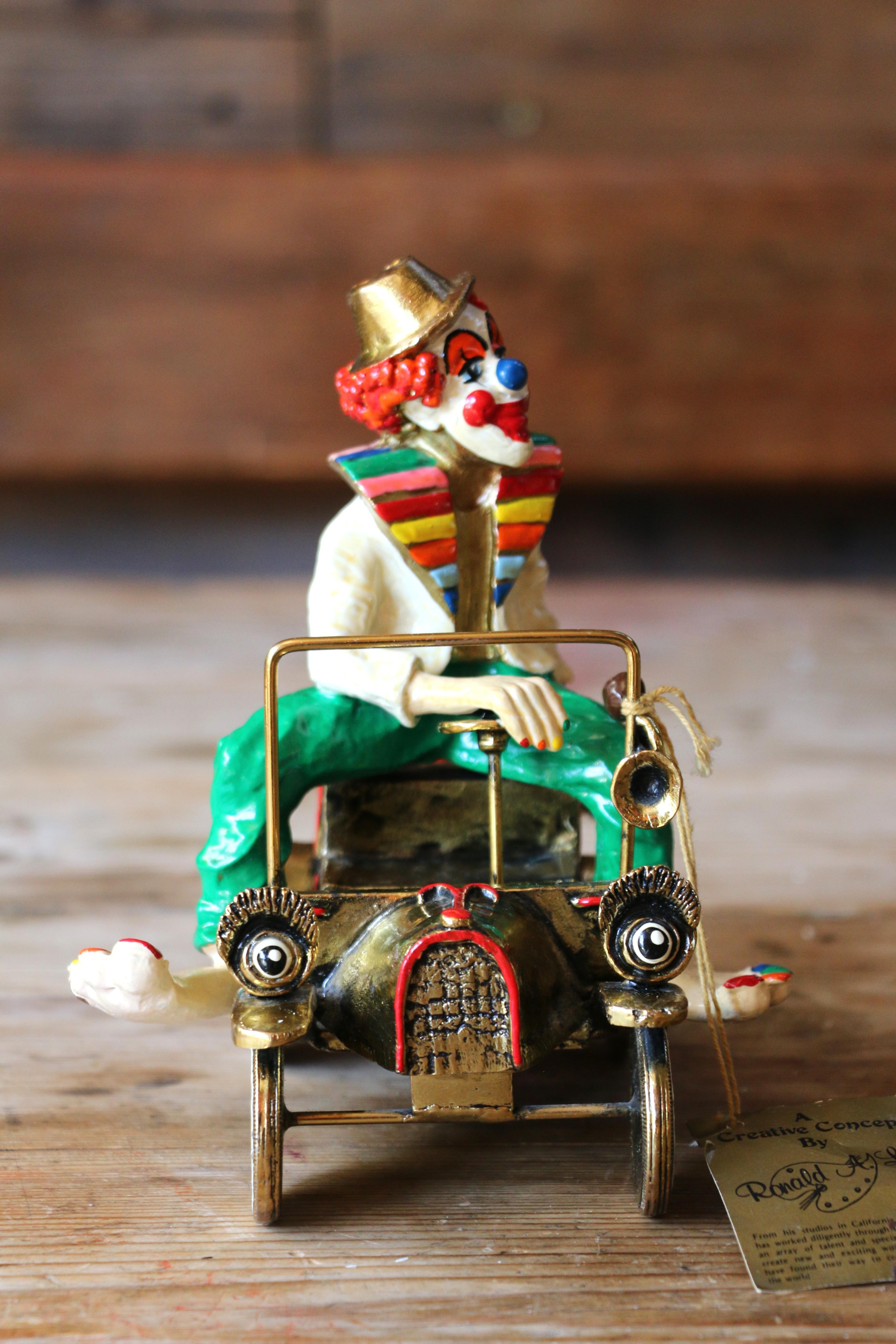 Fine XX secolo Clown d'epoca con auto a vento, scultura di Ron Lee, anni '80 in vendita