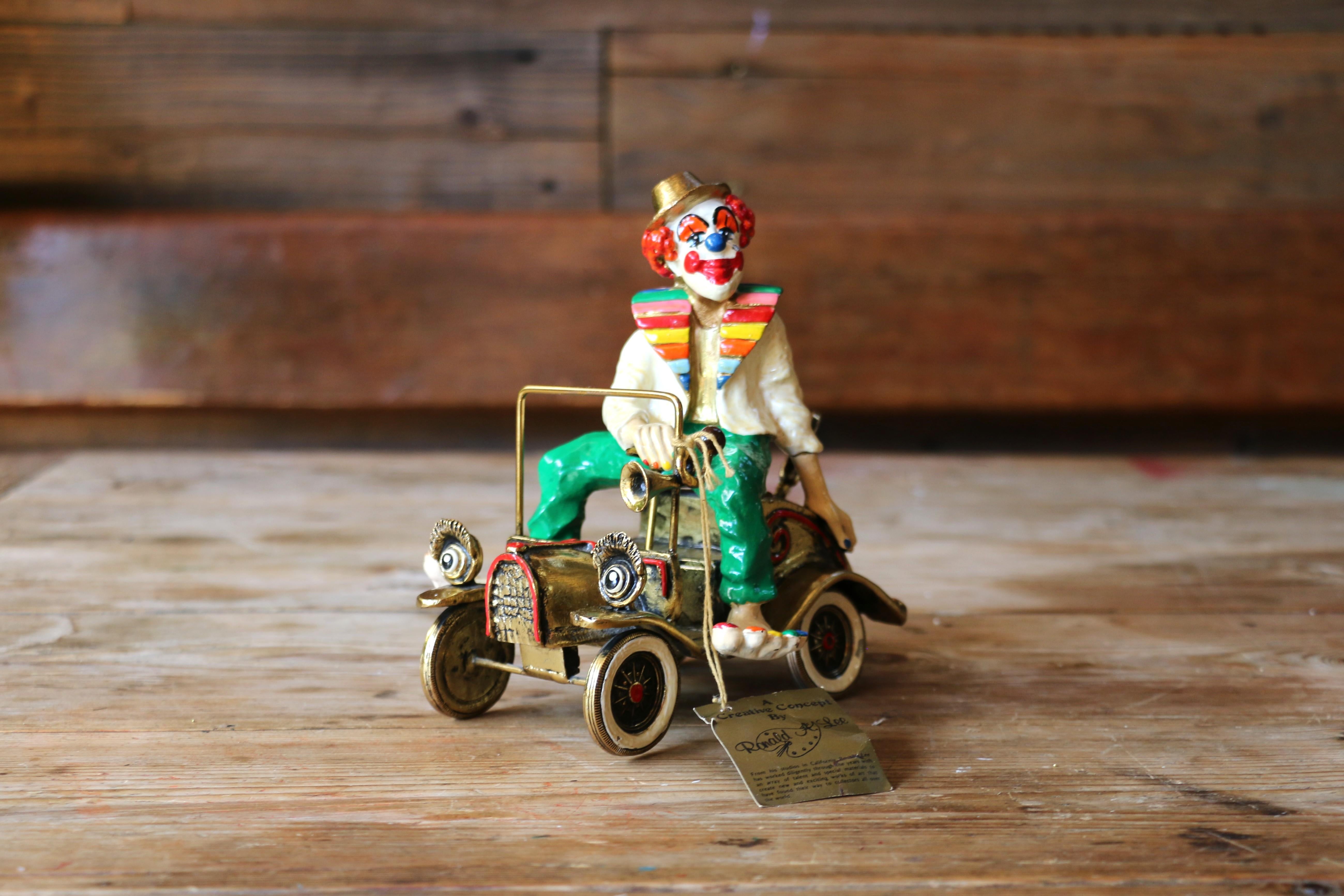Metallo Clown d'epoca con auto a vento, scultura di Ron Lee, anni '80 in vendita