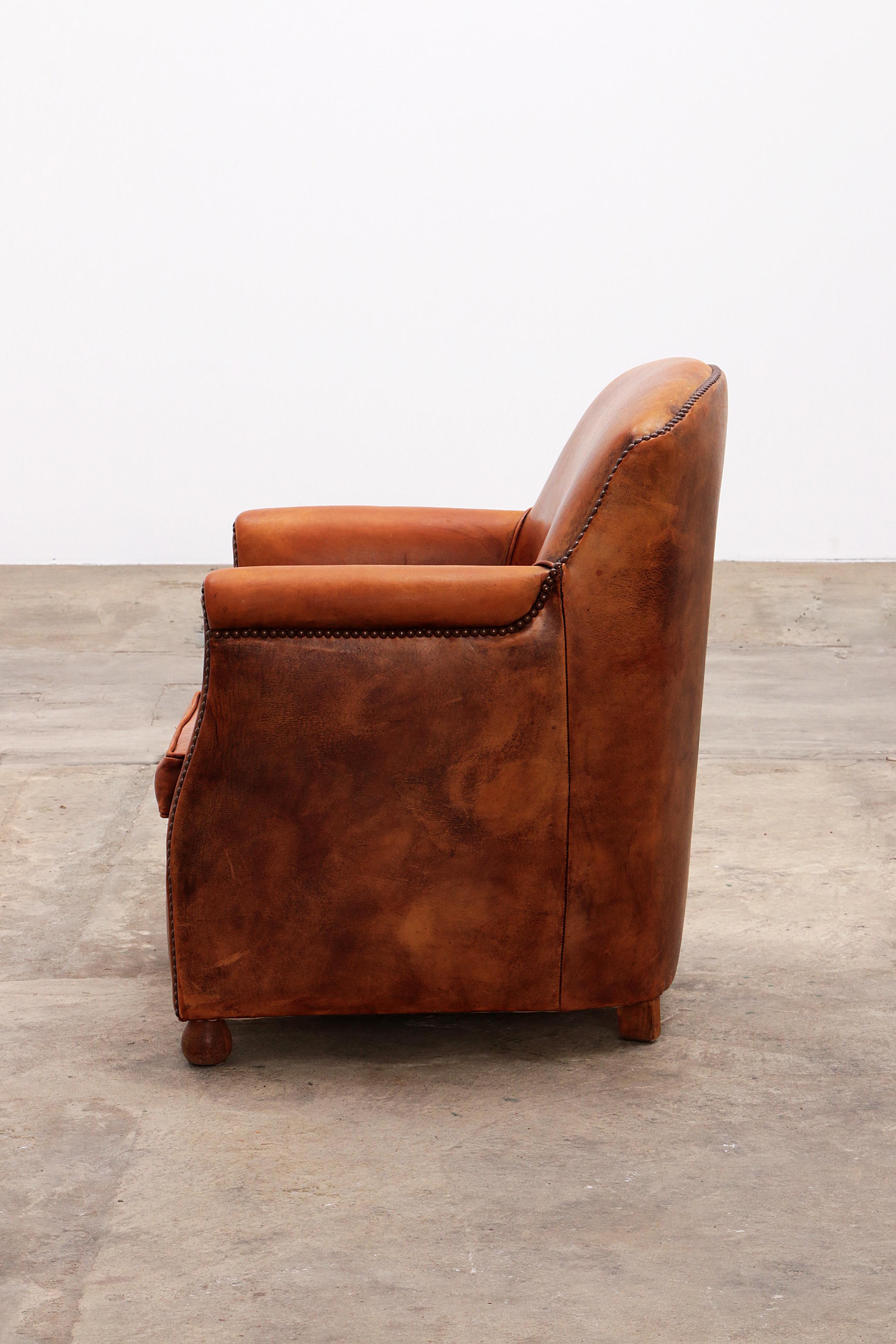 Vintage club armchair made of sheepskin with a beautiful patina, 1970 Netherland In Good Condition For Sale In Oostrum-Venray, NL