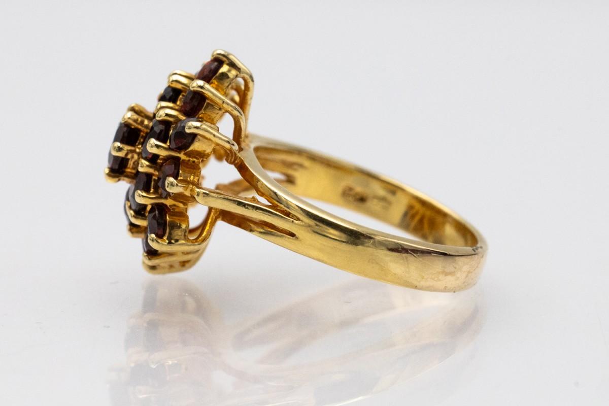 IDEA - Eleganter vergoldeter Vintage-Ring mit Granaten

Ein bezaubernder vergoldeter Ring mit natürlichen Granaten in einem tiefen Rot.

Abmessungen des dekorativen Elements: 1,7 x 1,6 cm.

Größe: 13 (53)

Herkunft: Deutschland, zweite Hälfte des