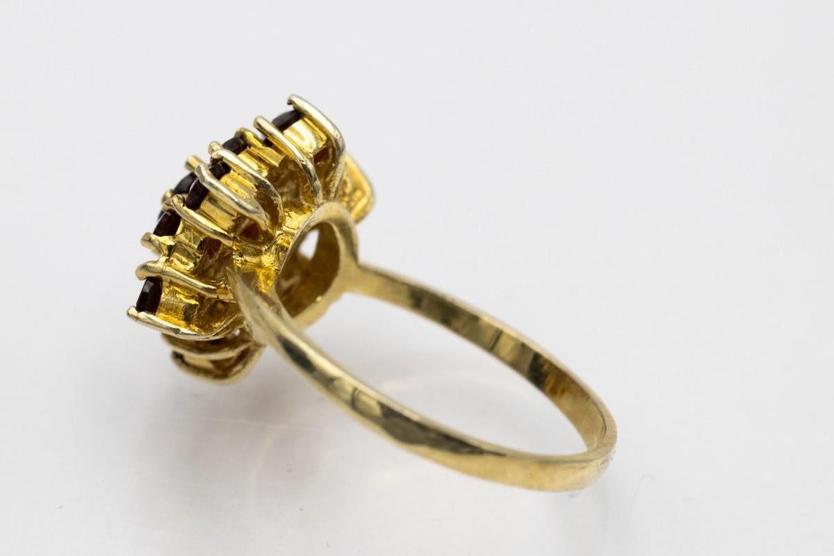 Vergoldeter Vintage-Ring in Form eines Sterns, besetzt mit facettierten natürlichen Granaten.

Jewell's Größe: 13 (53) - keine Größenanpassung möglich.

Gewicht: 3.5 g

Herkunft: Deutschland, zweite Hälfte des 20. Jahrhunderts.

Sehr guter Zustand,