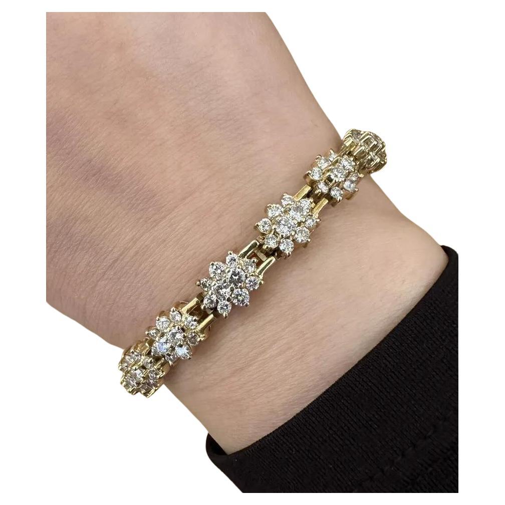 Vintage Cluster Runde Diamant-Armband 6,00 Karat Gesamtgewicht in 14k Gelbgold 

Das Diamantarmband besteht aus 15 Diamantclustern mit hellen, lebendigen runden Brillanten, die in 14k Gelbgold gefasst sind. Das Armband wird mit einer Zungenschließe