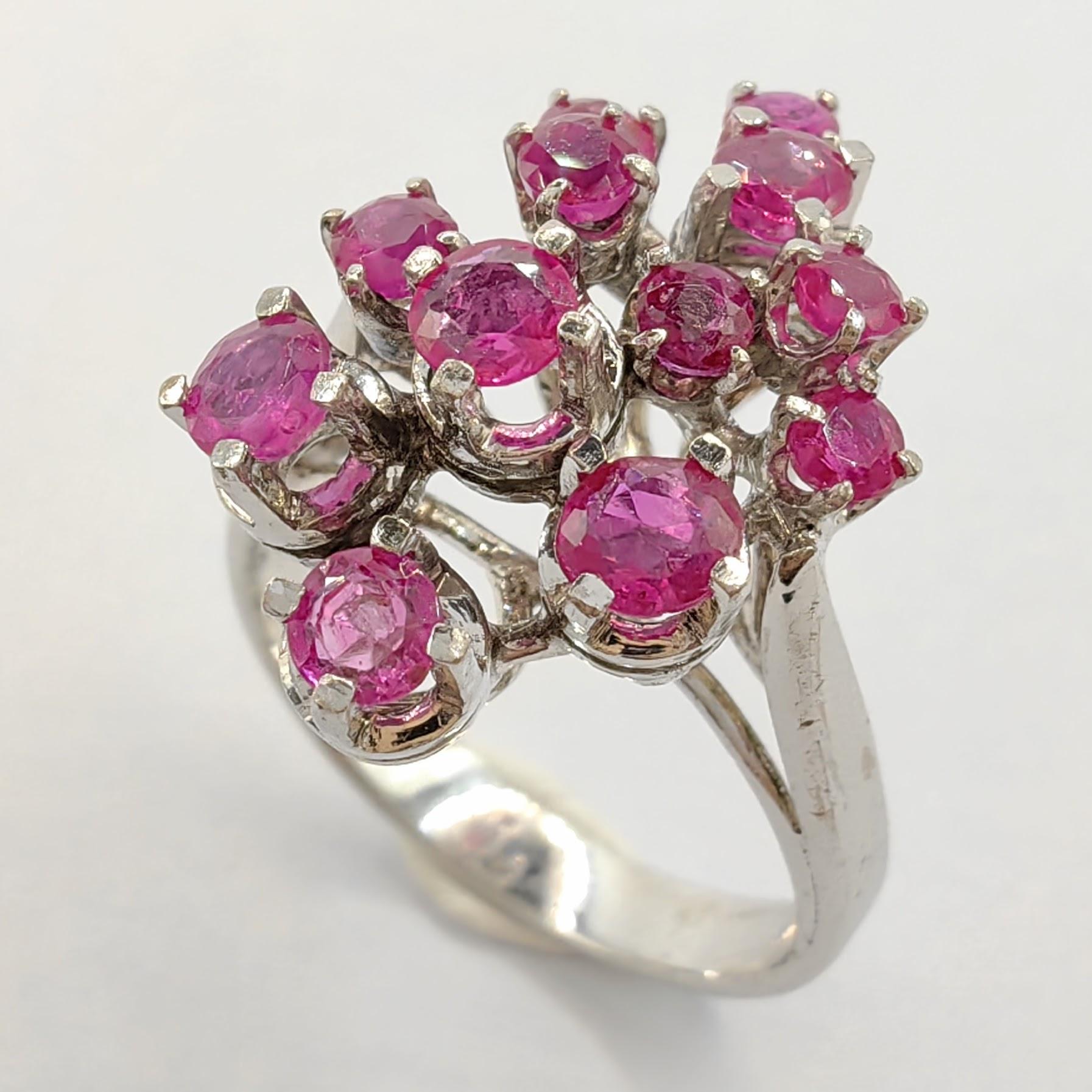 Vintage Ruby Cluster White Gold Ring with 12 Round Cut Rubies In New Condition For Sale In Wan Chai District, HK