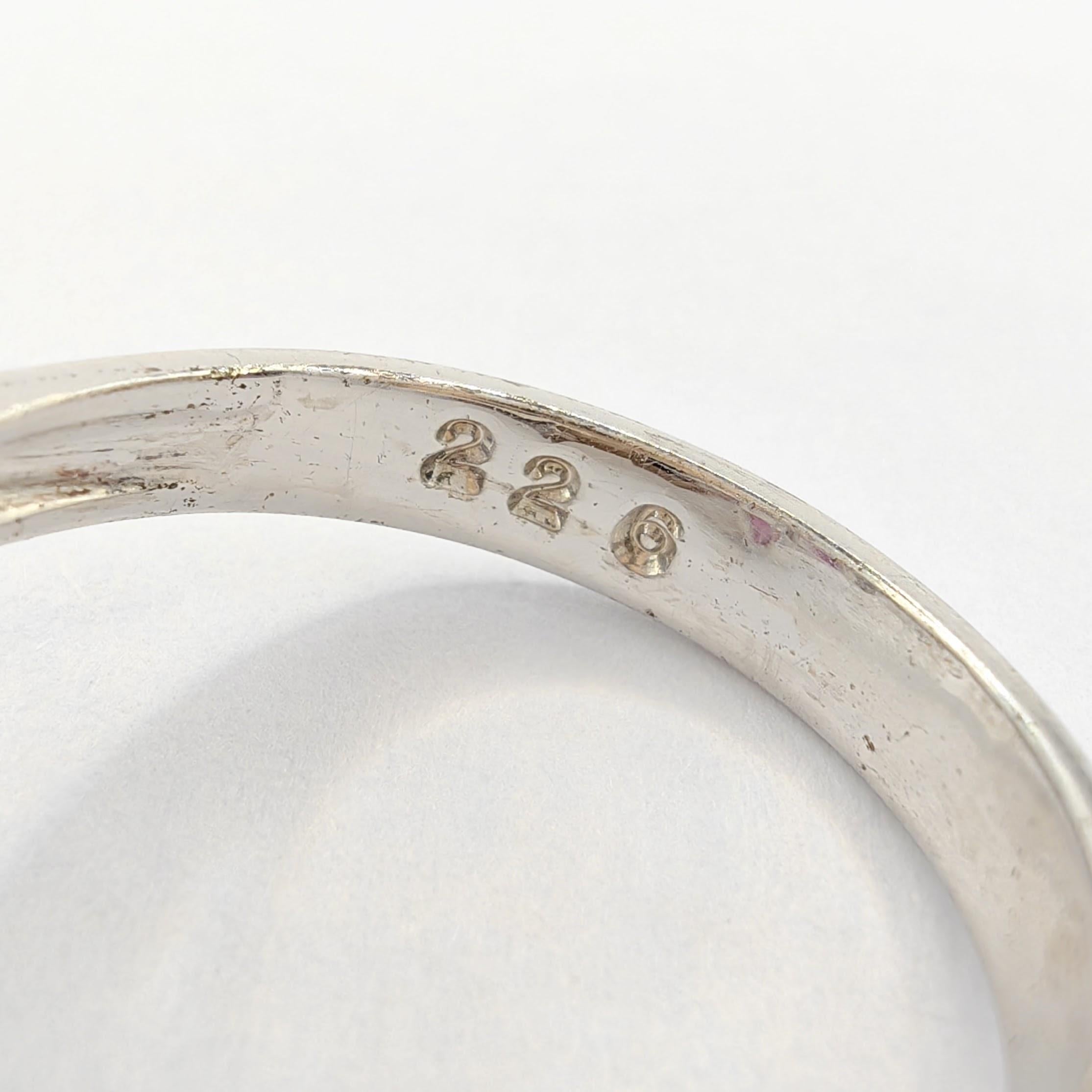 Anello vintage con cluster di rubini in oro bianco e 12 rubini taglio rotondo in vendita 1