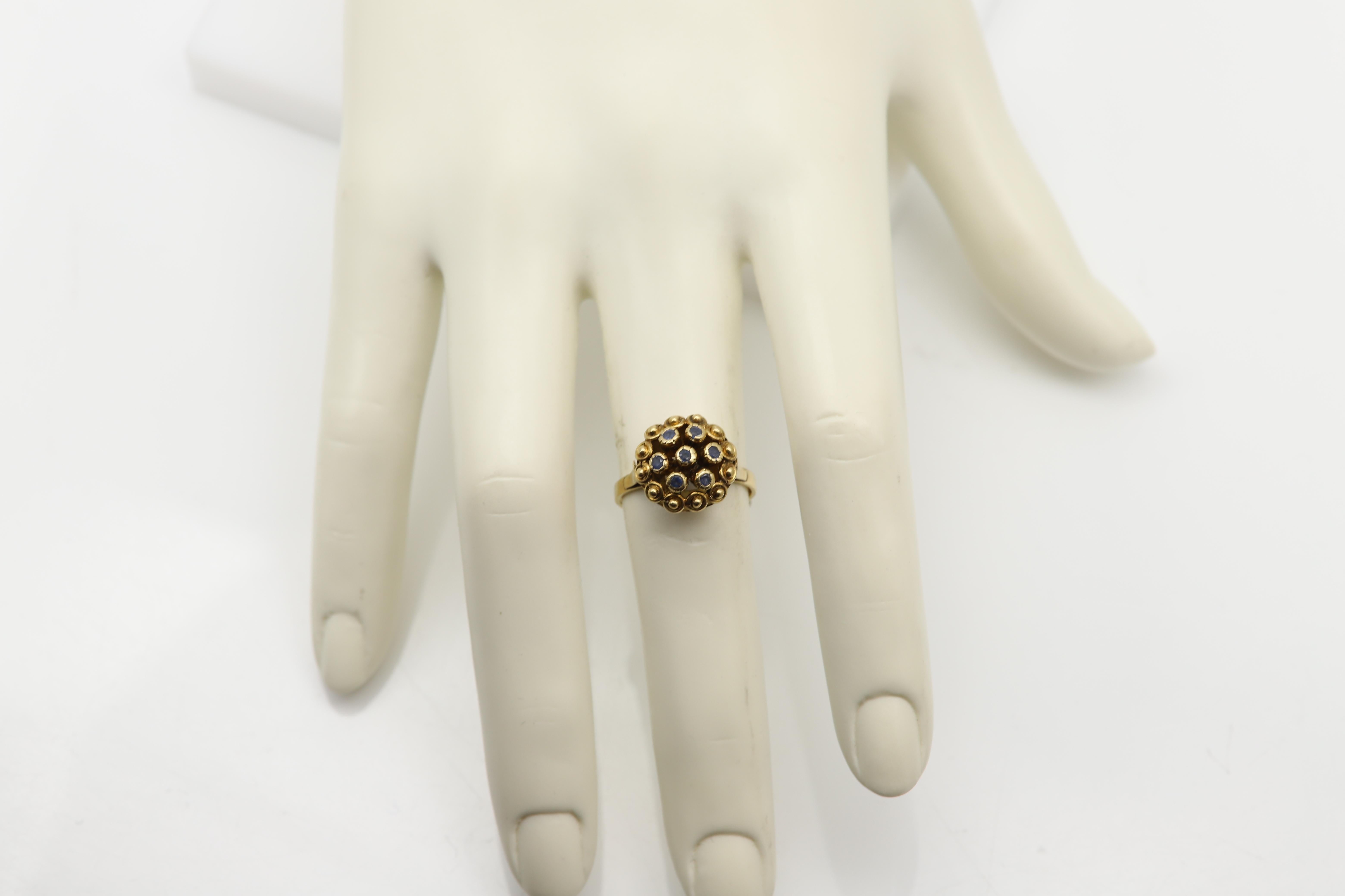 Round Cut Vintage Cluster Sapphire Ring 18 Karat Yellow Gold Flower Design Dome Style For Sale