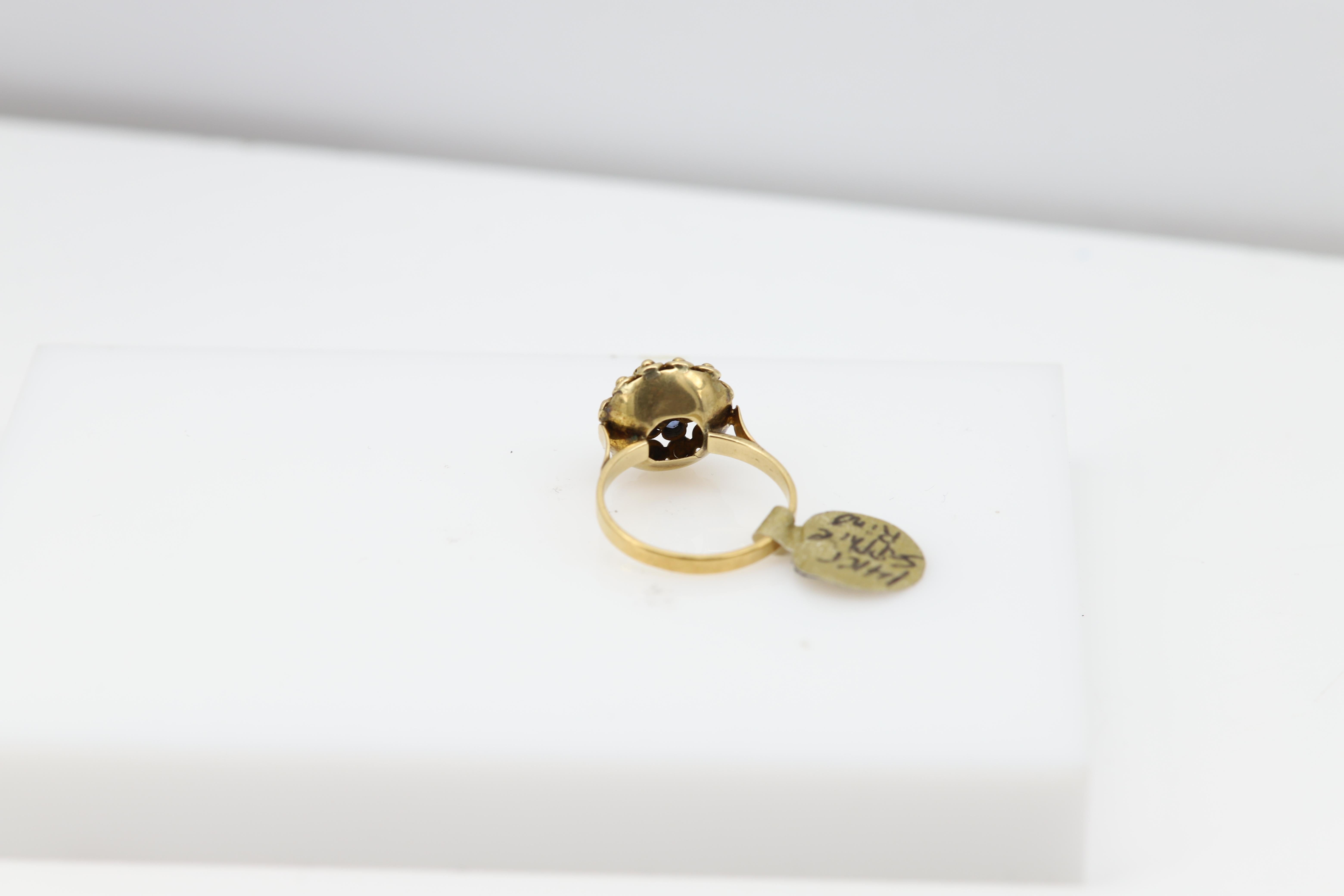 Vintage Cluster Sapphire Ring 18 Karat Yellow Gold Flower Design Dome Style In Good Condition For Sale In Brooklyn, NY