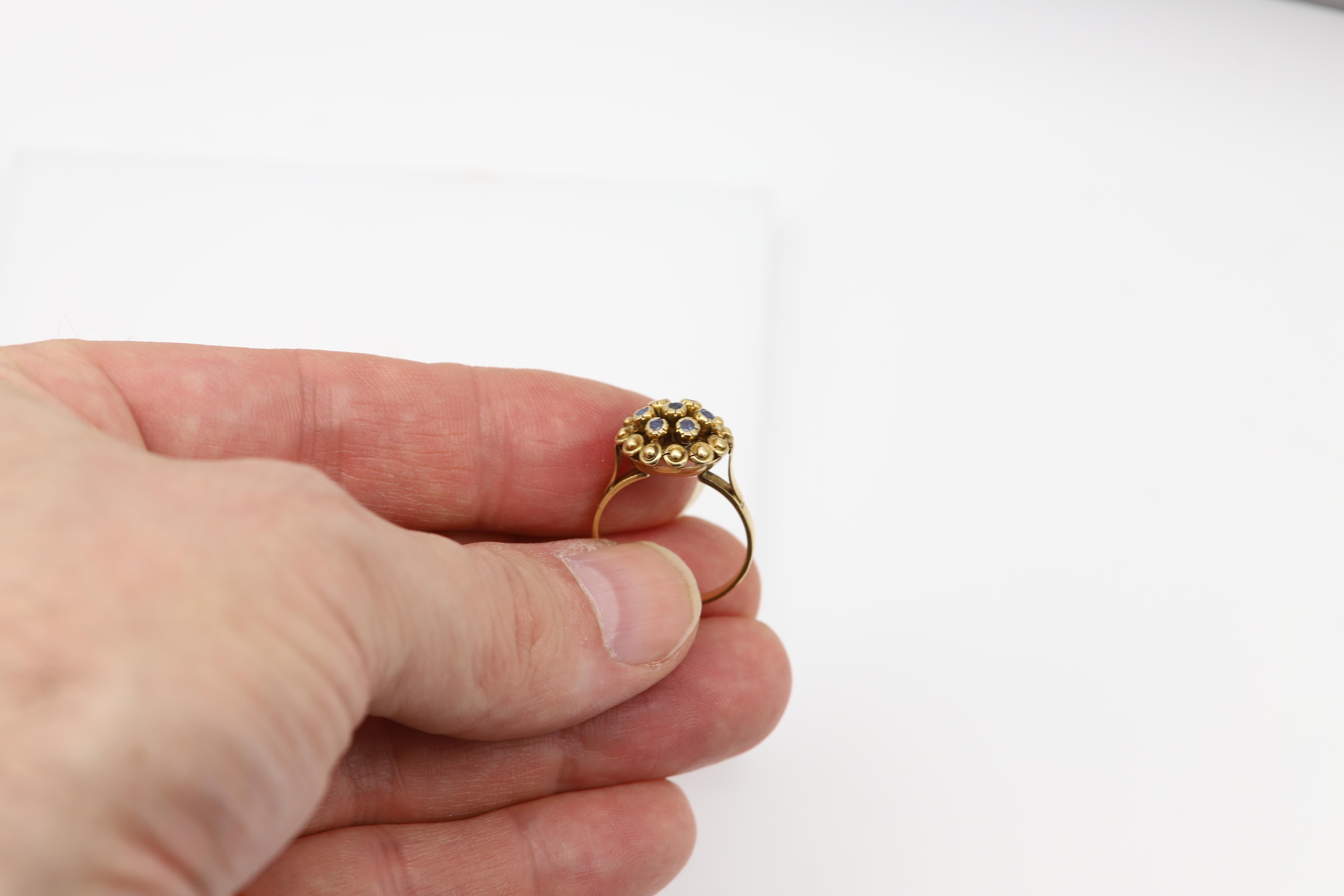 Vintage Cluster Sapphire Ring 18 Karat Yellow Gold Flower Design Dome Style For Sale 1