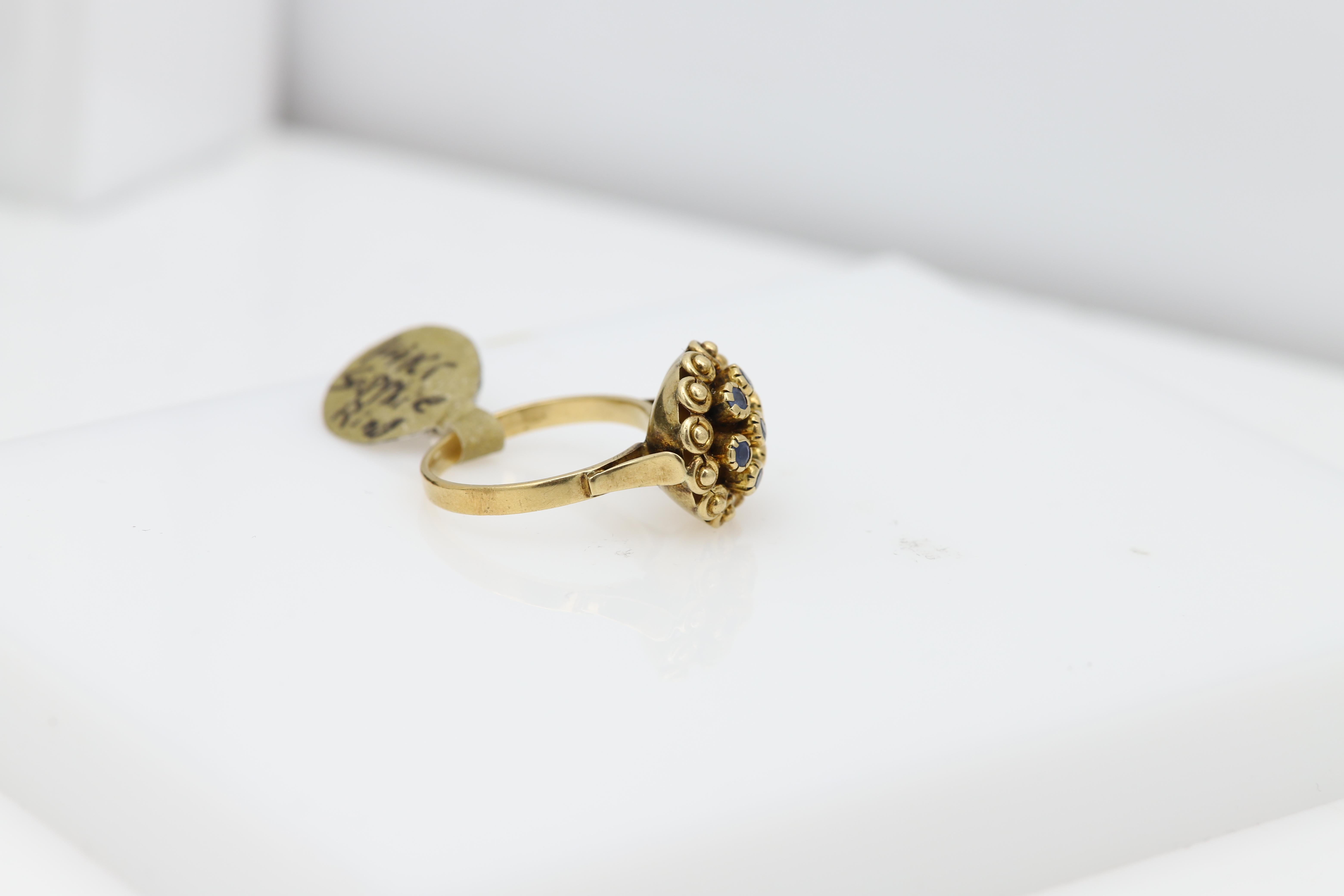 Vintage Cluster Sapphire Ring 18 Karat Yellow Gold Flower Design Dome Style For Sale 2