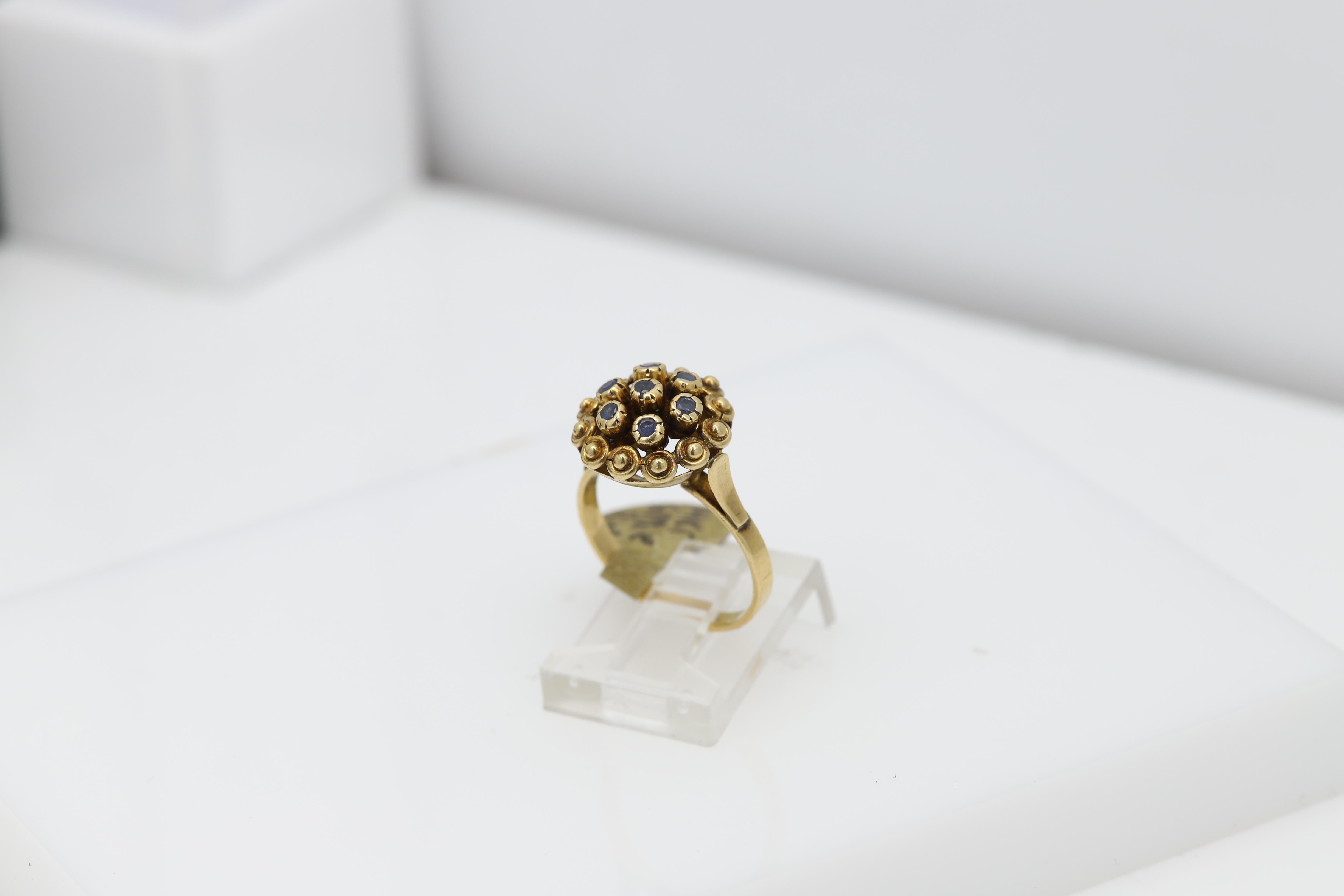 Vintage Cluster Sapphire Ring 18 Karat Yellow Gold Flower Design Dome Style For Sale 3