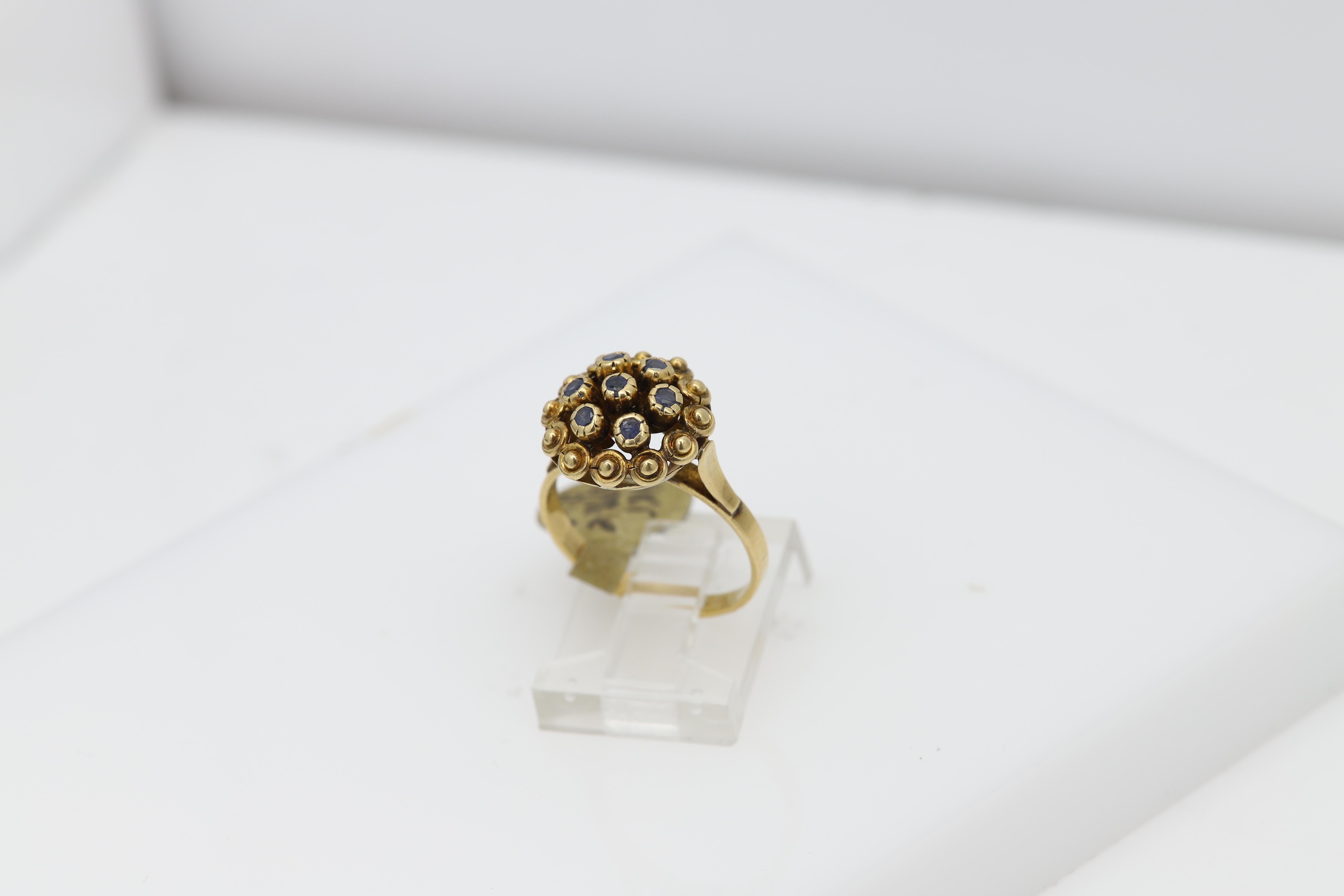 Vintage Cluster Sapphire Ring 18 Karat Yellow Gold Flower Design Dome Style For Sale 4