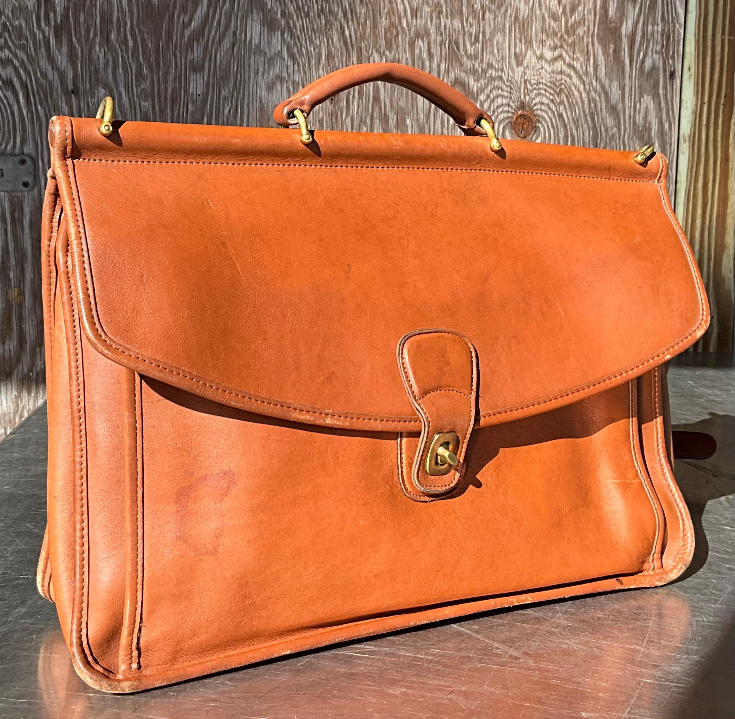Die Vintage Coach Beekman Aktentasche ist ein zeitloses Stück, das hochwertige Handwerkskunst mit einem anspruchsvollen Design verbindet. Das edle Leder, die funktionalen Fächer und die klassische Silhouette machen sie nicht nur zu einem praktischen