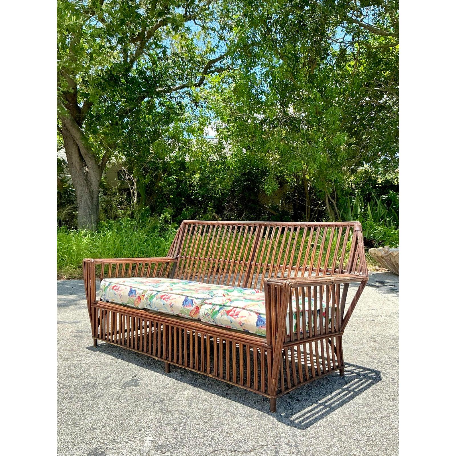 Exceptionnellement rare, ce canapé en rotin des années 1930 est un chef-d'œuvre de design inspiré de l'Art déco et d'artisanat naturel. Sa forme architecturale dramatique se caractérise par des lignes angulaires nettes et des bras inclinés
