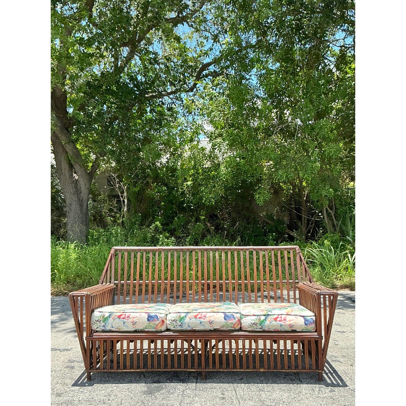 Canapé en rotin bâtonné vintage côtier des années 1930 Bon état - En vente à West Palm Beach, FL