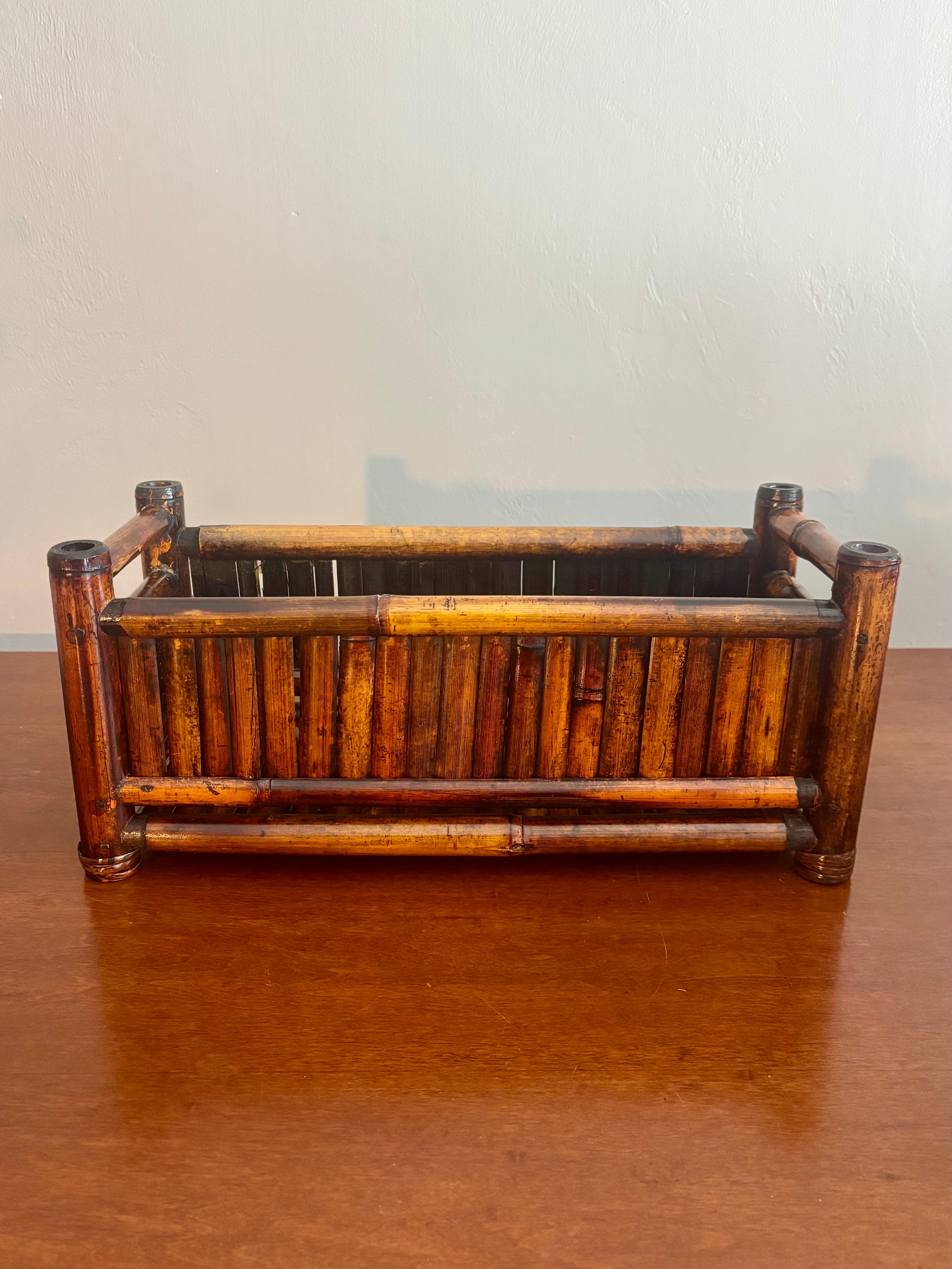 Vintage 1950s Import Pflanzkasten. Konstruktion aus 100 % Bambus. Hervorragende Qualität, insbesondere in Anbetracht des Alters und des MATERIALs. Die Gelenke sind stabil. 

Frisch lackiert. 