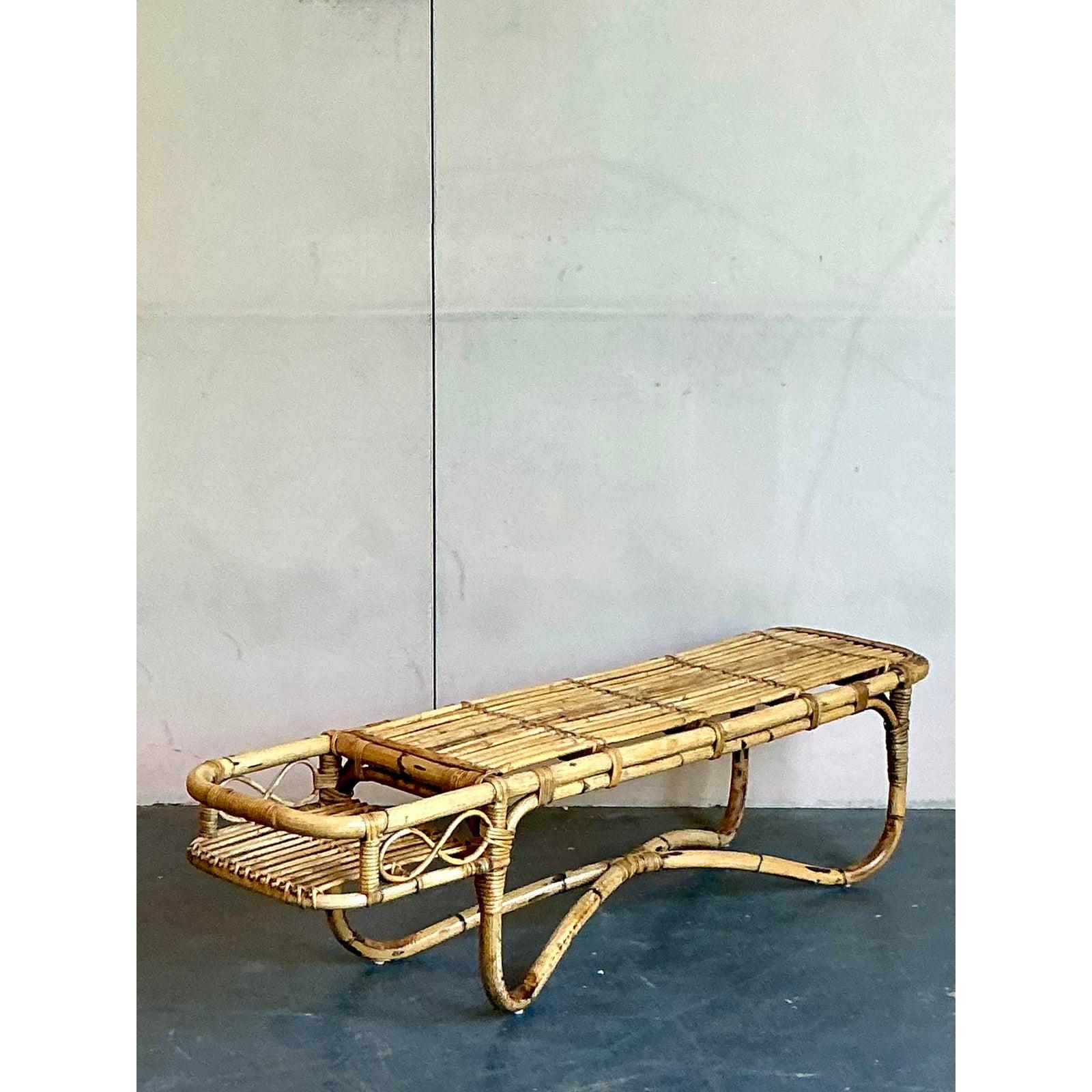 Mesa baja de ratán curvado vintage costera de los años 60 Filipino en venta
