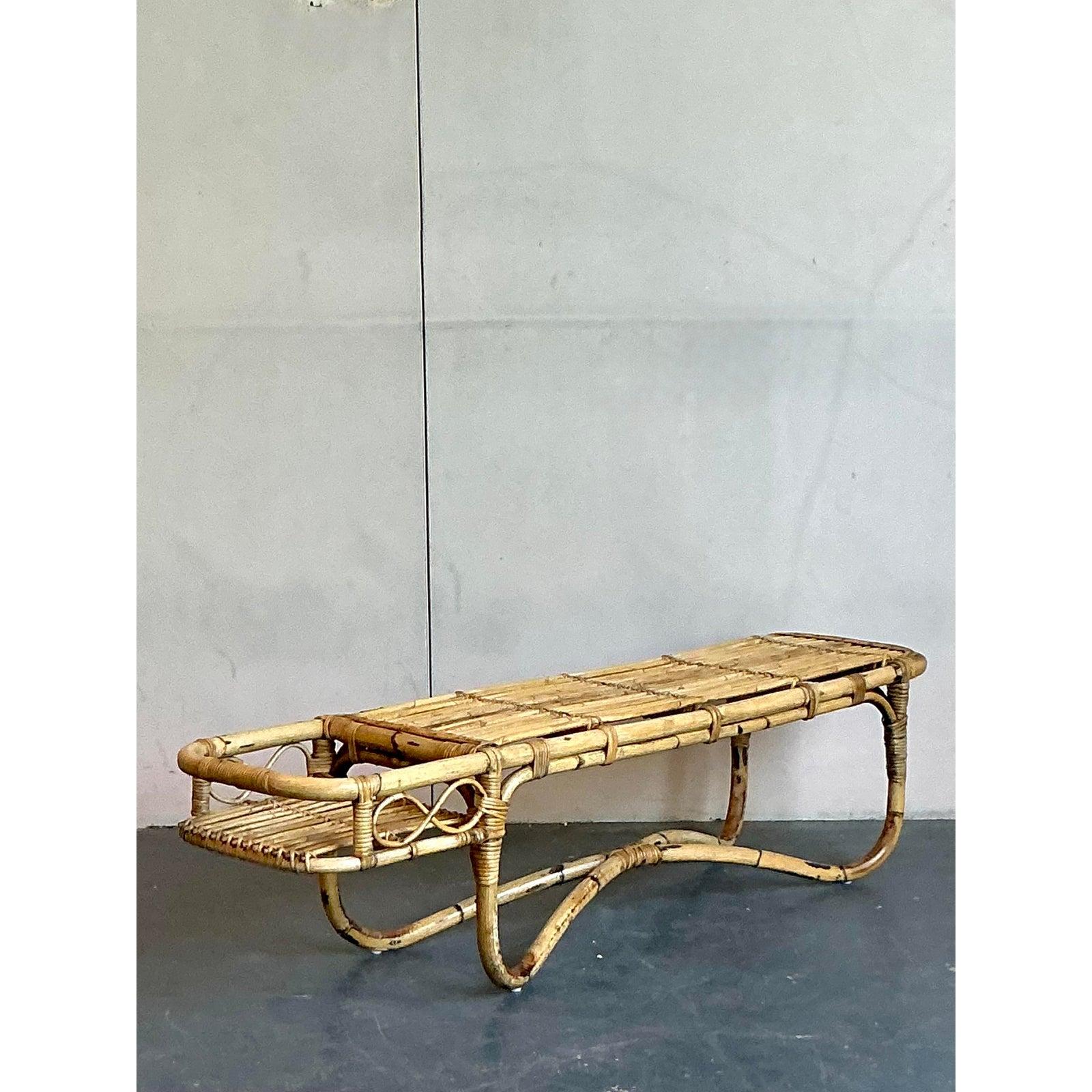 Mesa baja de ratán curvado vintage costera de los años 60 en Bueno estado para la venta en West Palm Beach, FL