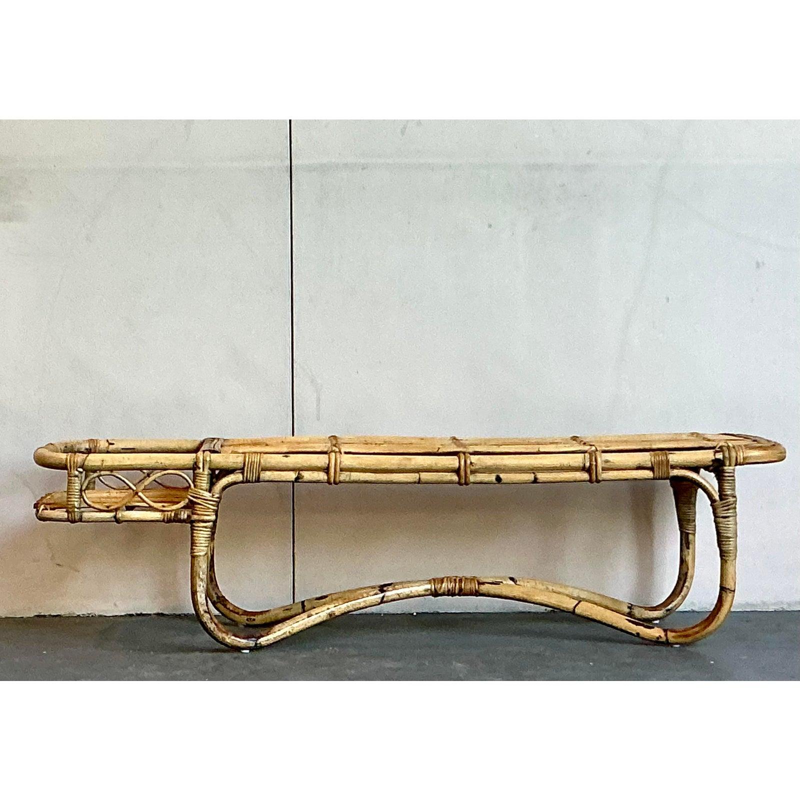 Mesa baja de ratán curvado vintage costera de los años 60 mediados del siglo XX en venta
