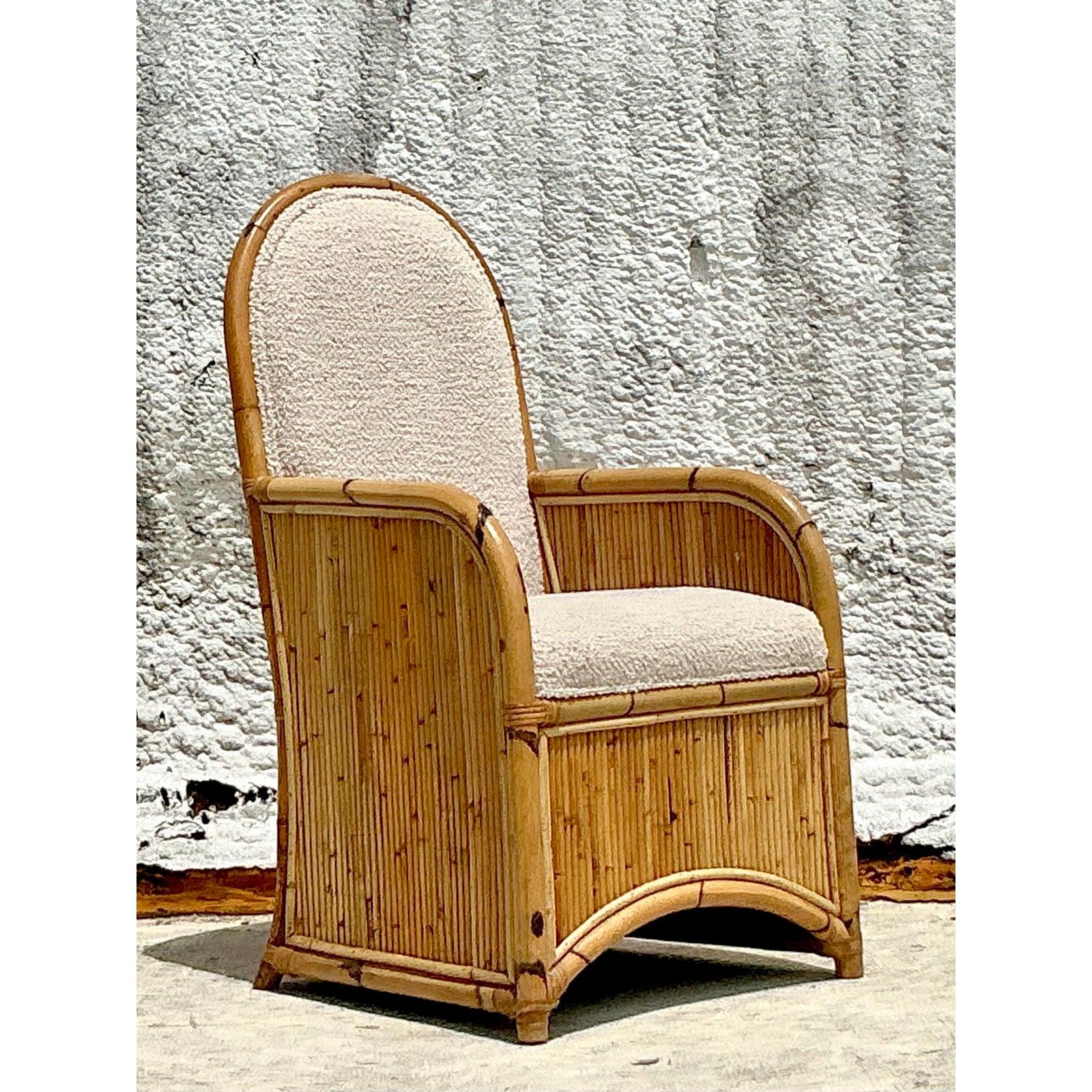 Scopri il fascino senza tempo del rattan di design con questa eccezionale sedia in rattan ad arco di Henry Olko del 1978. L'elegante schienale arcuato e i braccioli graziosamente curvati, tutti meticolosamente realizzati in rattan naturale e canna