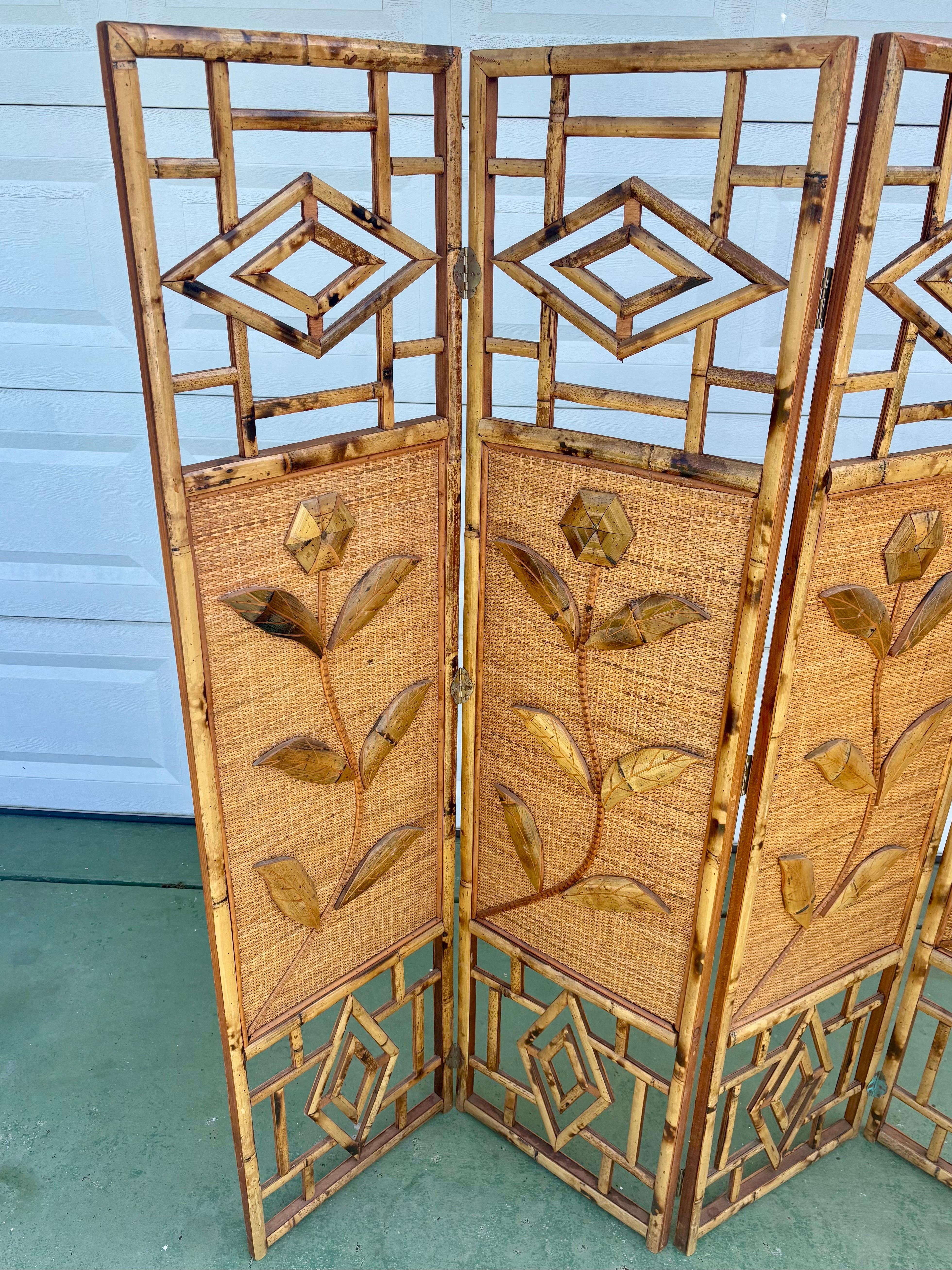 Vintage Coastal 4 Panel Burnt Bamboo Folding Bildschirm mit Blumenmotiv (Französisch) im Angebot