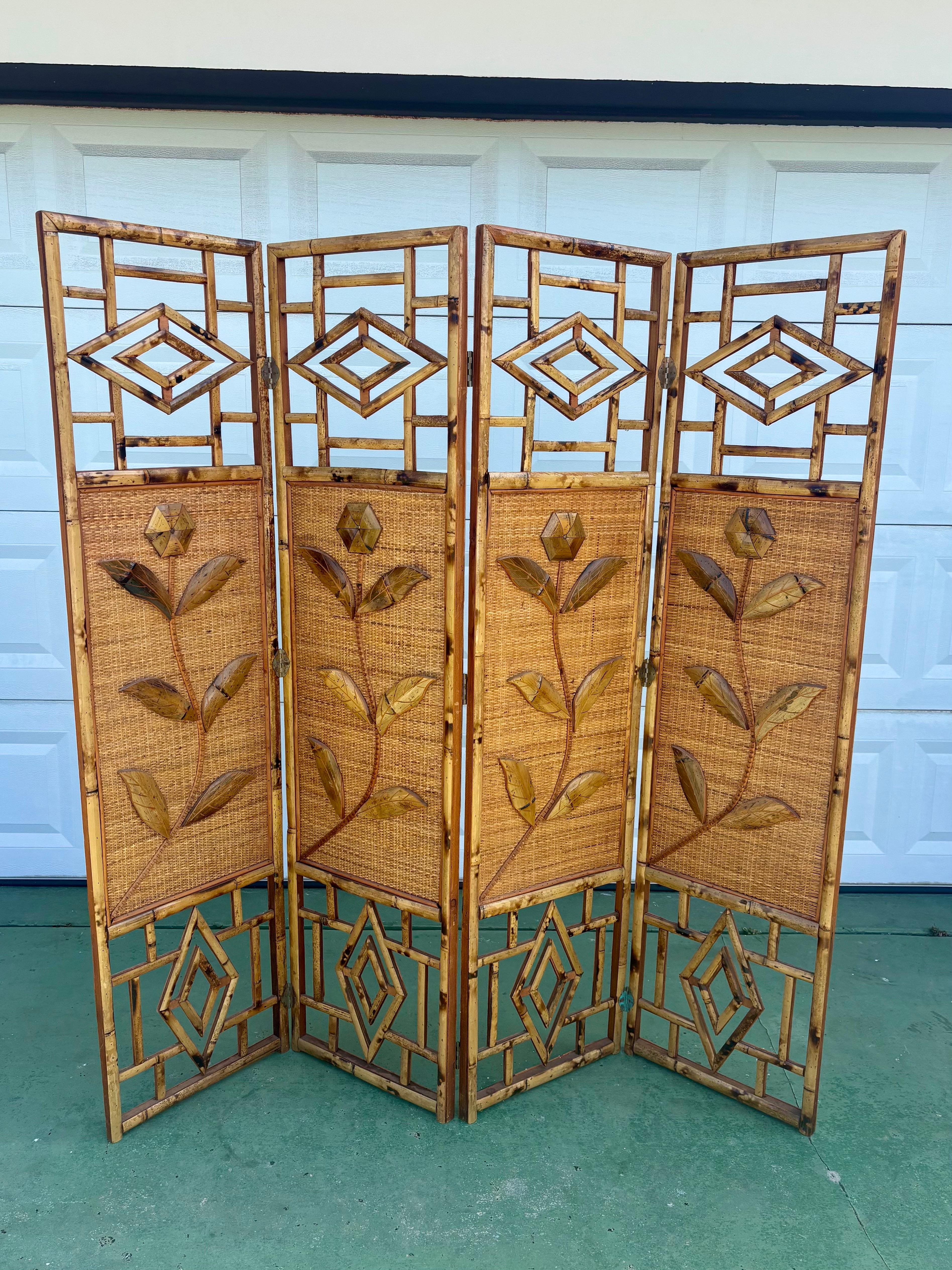 Vintage Coastal 4 Panel Burnt Bamboo Folding Bildschirm mit Blumenmotiv im Zustand „Gut“ im Angebot in Boynton Beach, FL