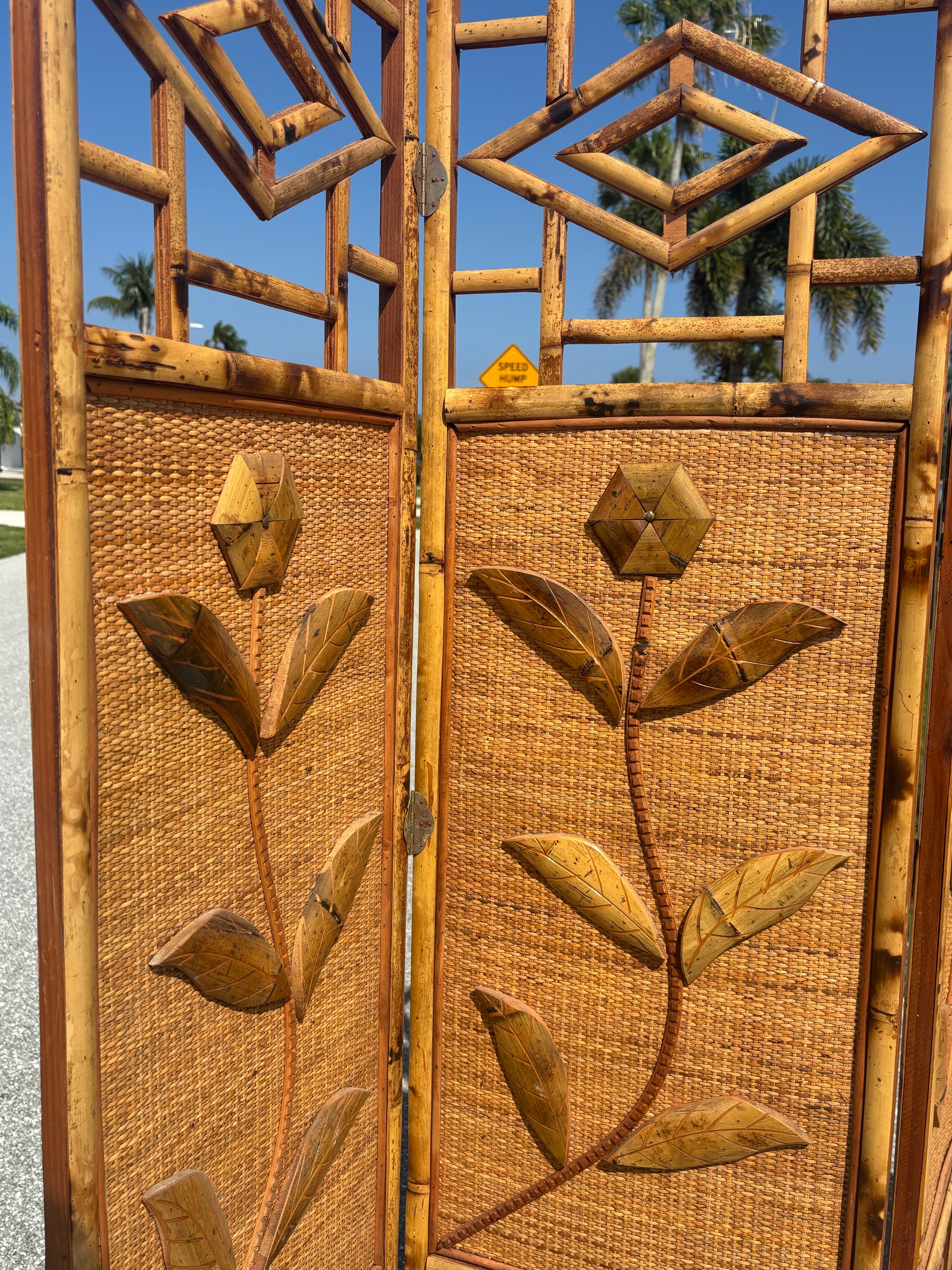 Vintage Coastal 4 Panel Burnt Bamboo Folding Bildschirm mit Blumenmotiv (Bambus) im Angebot
