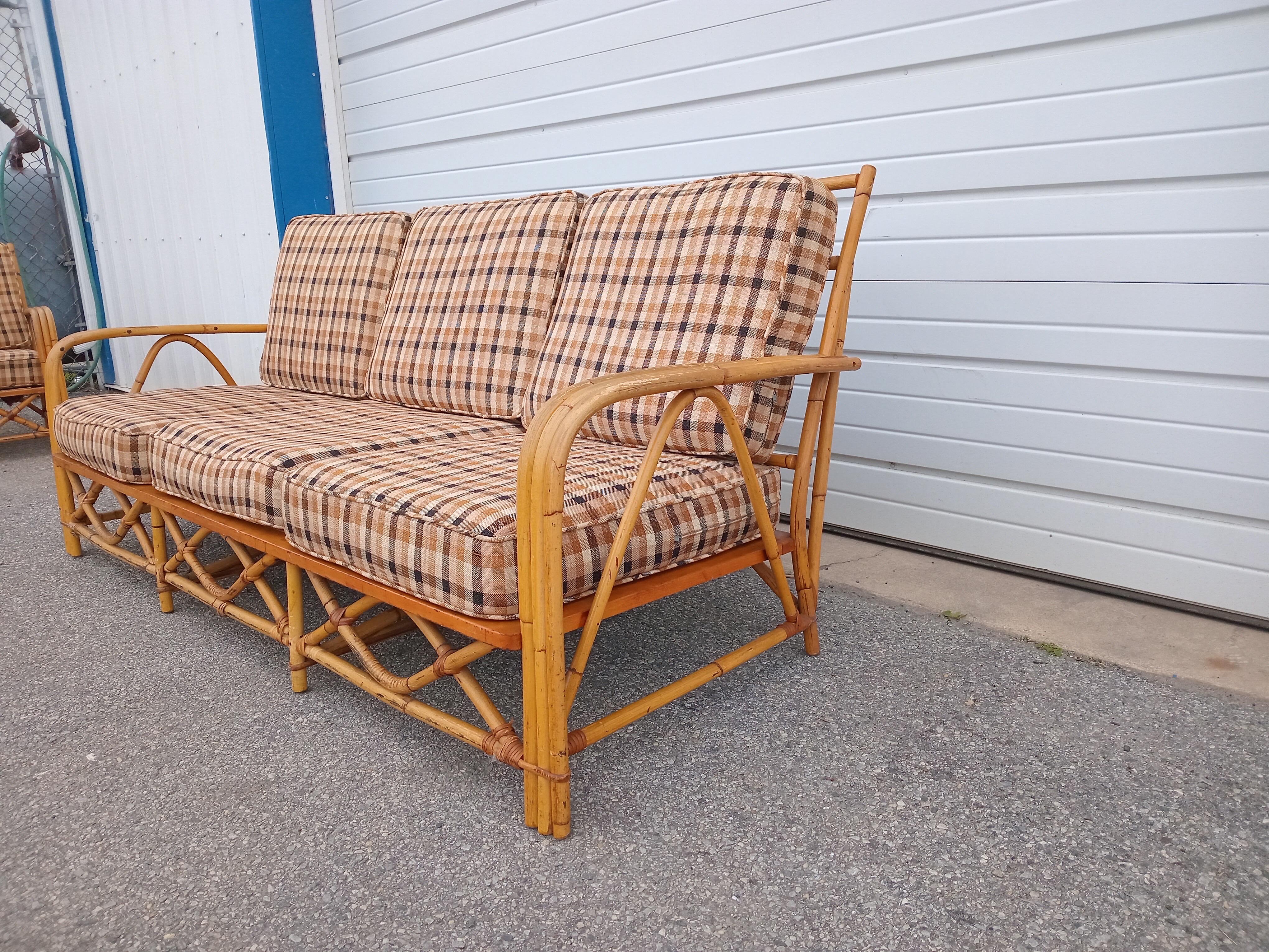 Conjunto de sofá de ratán Vintage Coastal de 4 piezas by Ficks Reed 

Se ofrece un conjunto vintage de ratán costero de mediados de siglo. Este conjunto es de Ficks Reed. El conjunto consta de un Sofá y tres Tumbonas. Es una oportunidad única de