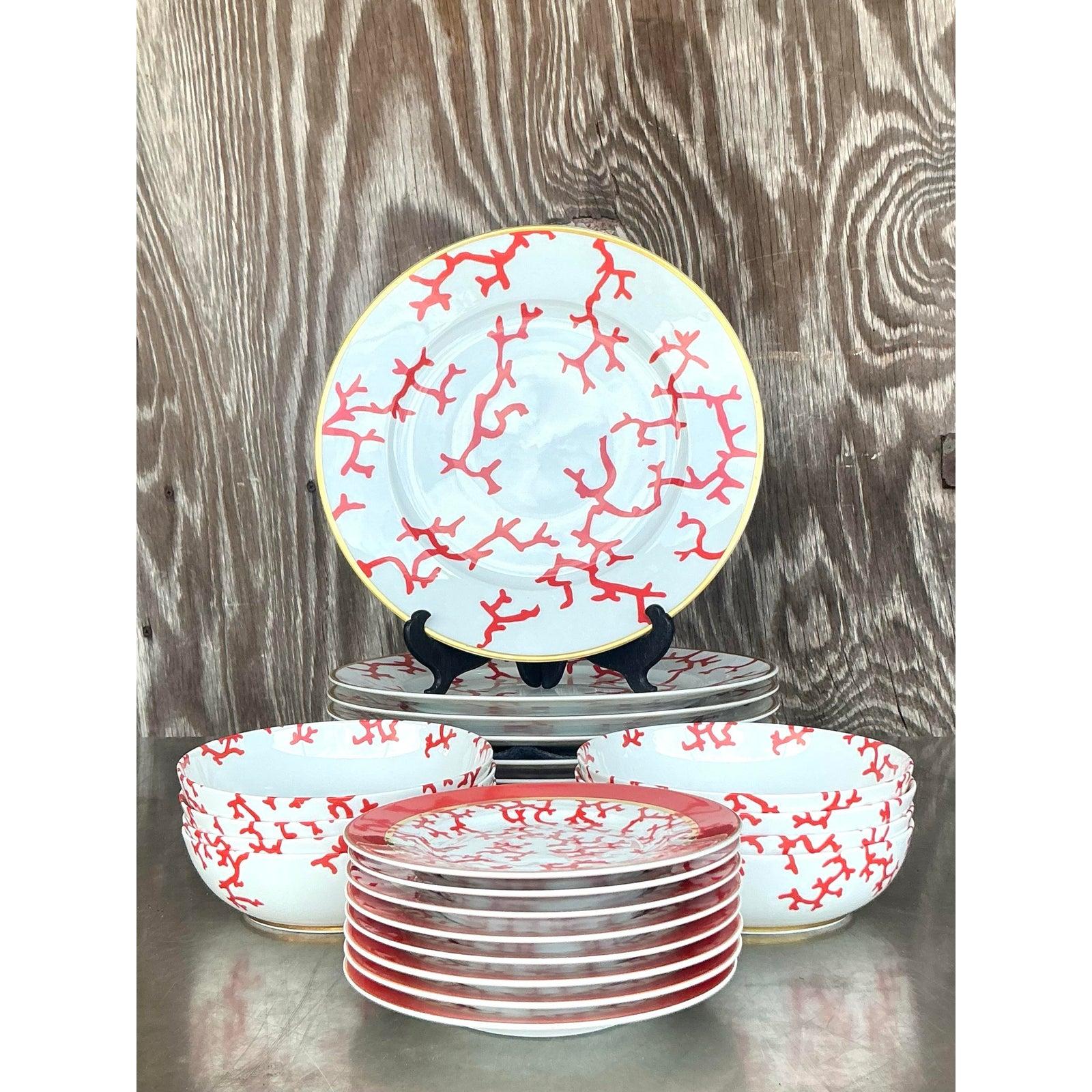 Rehaussez votre expérience culinaire avec cet exquis service de porcelaine vintage pour huit personnes, orné du motif emblématique 