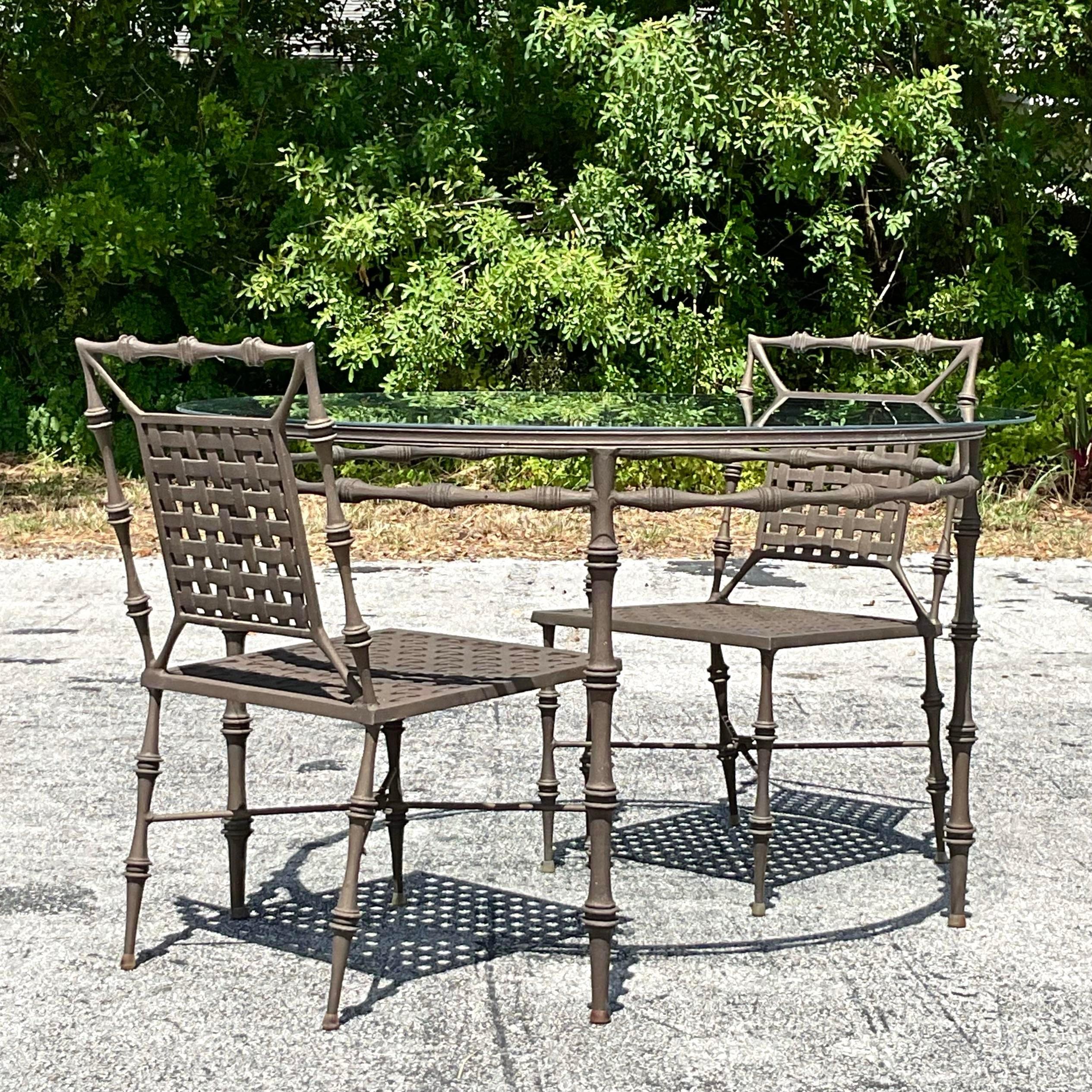 Migliora il tuo spazio all'aperto con questo set da pranzo per esterni Vintage Coastal in alluminio fuso e finto bambù, ispirato a Phyllis Morris. Caratterizzato da una resistente struttura in alluminio fuso con un affascinante design in finto