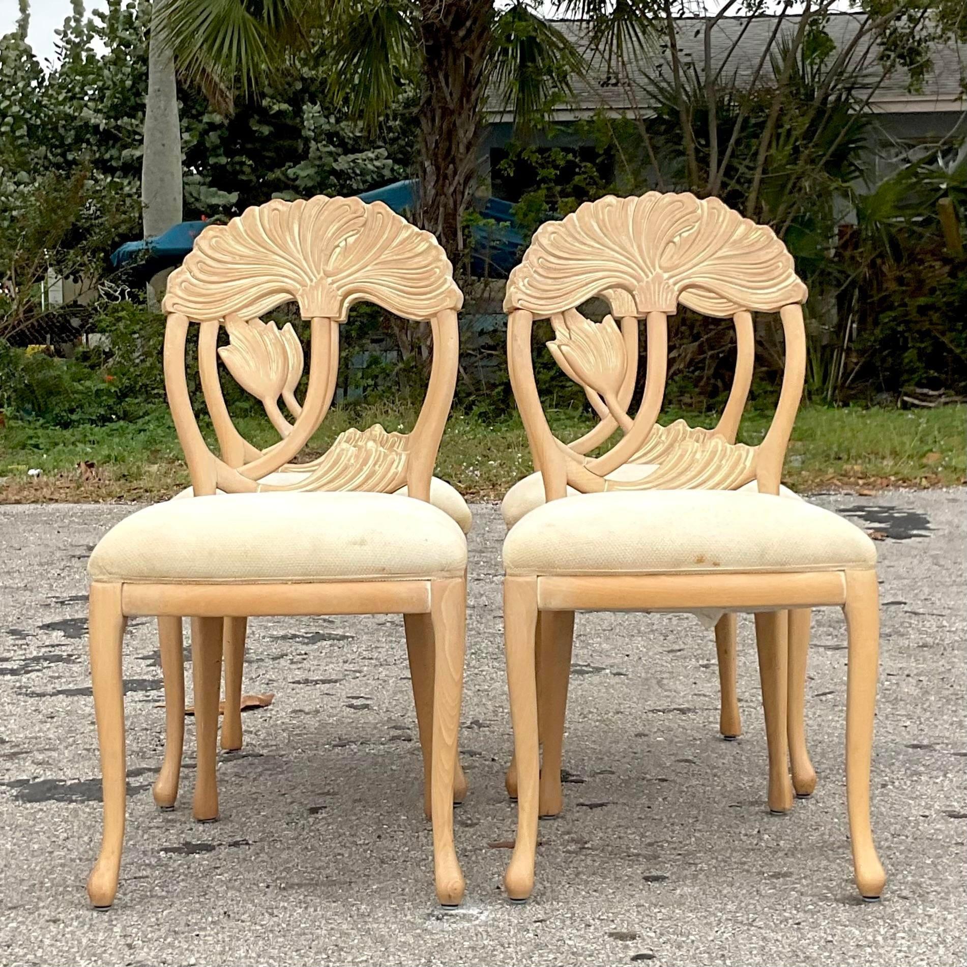 Tissu d'ameublement Chaises de salle à manger vintage Coastal Andre Originals sculptées Lily - Lot de 4 en vente