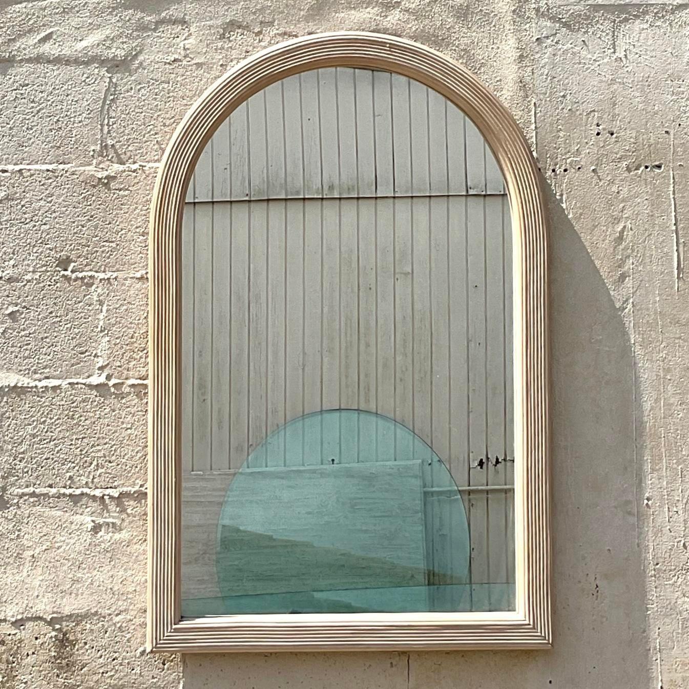 Holen Sie sich die Ruhe des Küstenlebens in Ihr Zuhause mit diesem Vintage Coastal Arched Pencil Reed Mirror. Mit seinen anmutigen Bögen und zarten Bleistiftschilf-Details fängt er die Essenz der Gelassenheit am Meer ein. Ein zeitloser