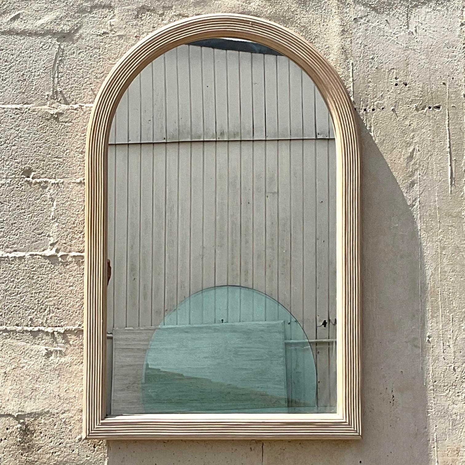 Américain Vieux miroir côtier arqué crayon en roseau en vente