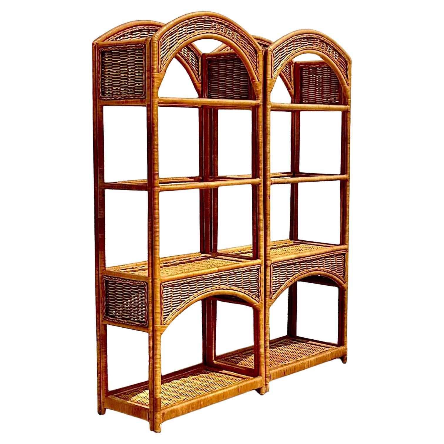 Coastal gewölbte Rattan-Etagere im Vintage-Stil, ein Paar