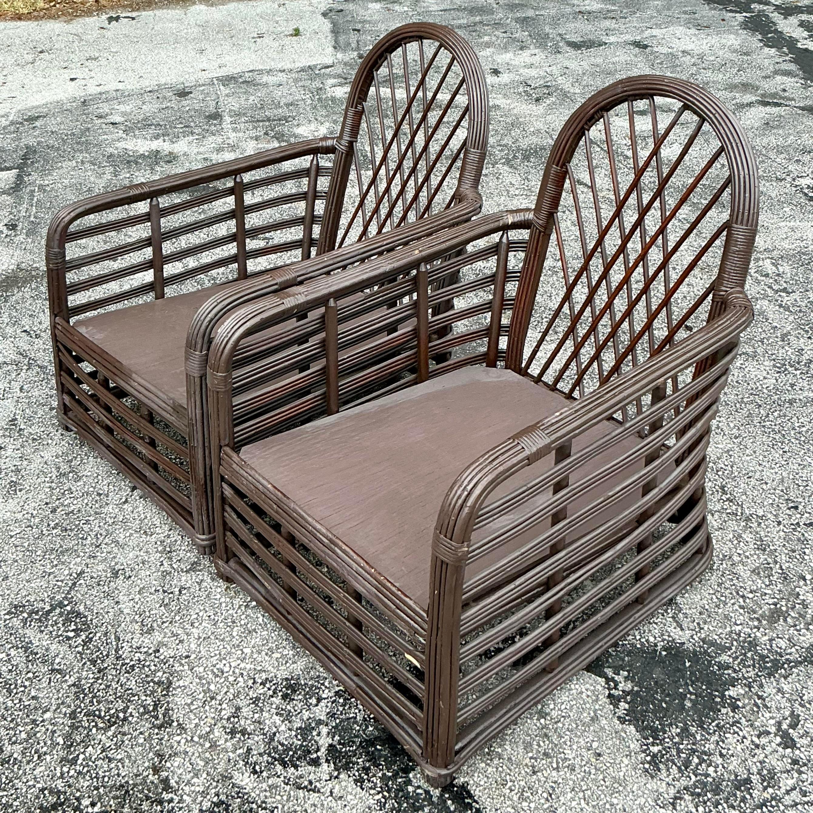 Ajoutez une touche d'élégance à la brise avec cette paire de chaises longues en rotin arqué Vintage Coastal. Fabriquées dans le style américain, ces chaises présentent un design arqué élégant, un tissage en rotin naturel et des coussins