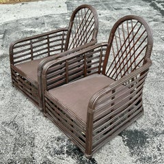 Pareja de tumbonas de ratán arqueadas de estilo vintage costero