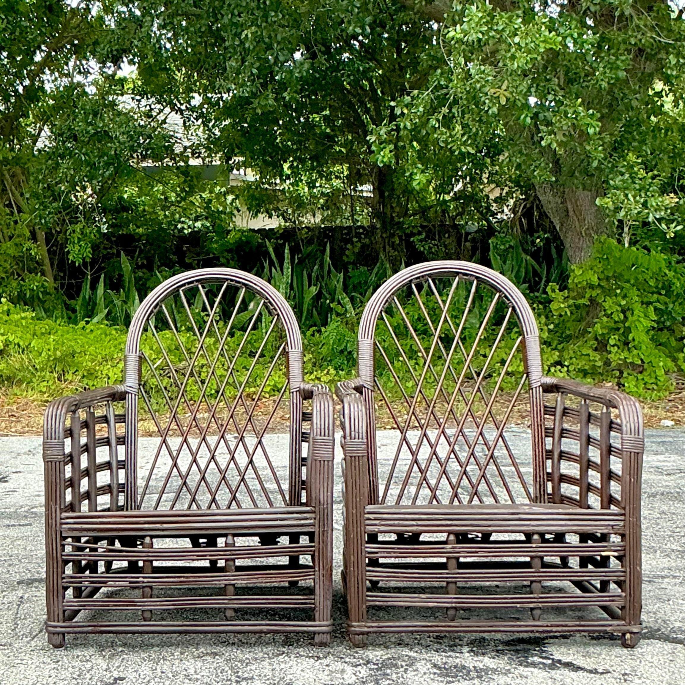 Rotin Chaises longues vintage en rotin arqué - une paire en vente