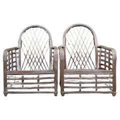 Pareja de tumbonas de ratán arqueadas de estilo vintage costero