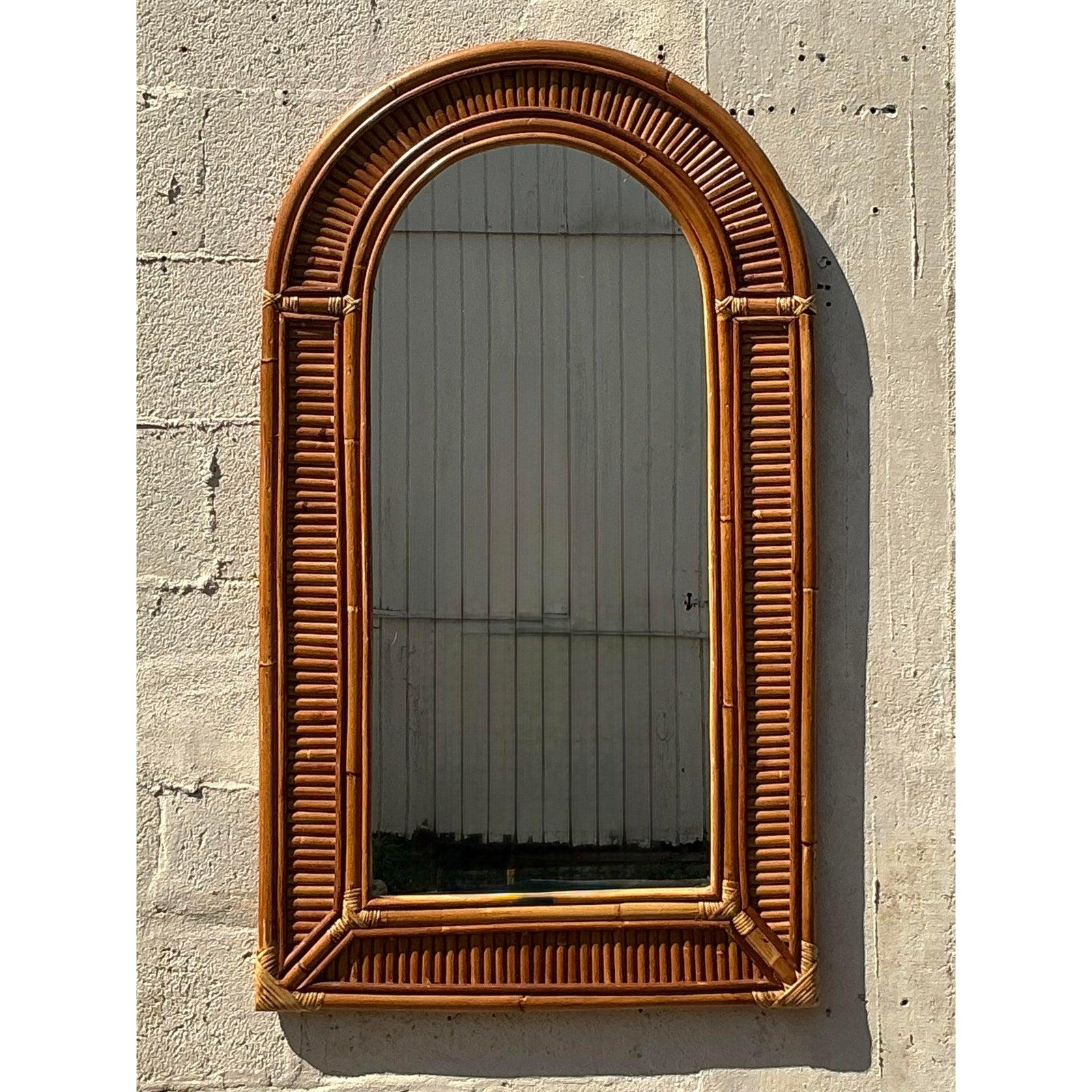 Filippino Specchio costiero ad arco in rattan vintage in vendita