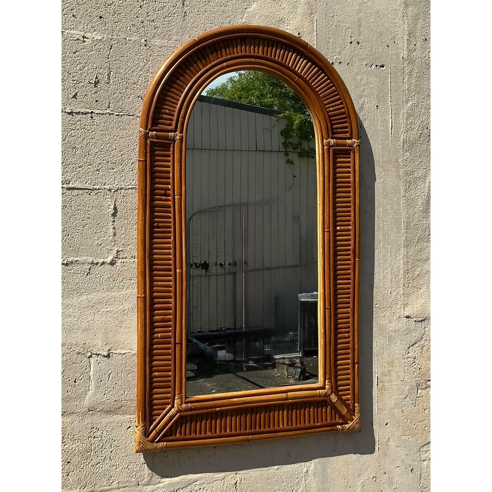 Specchio costiero ad arco in rattan vintage in vendita 1