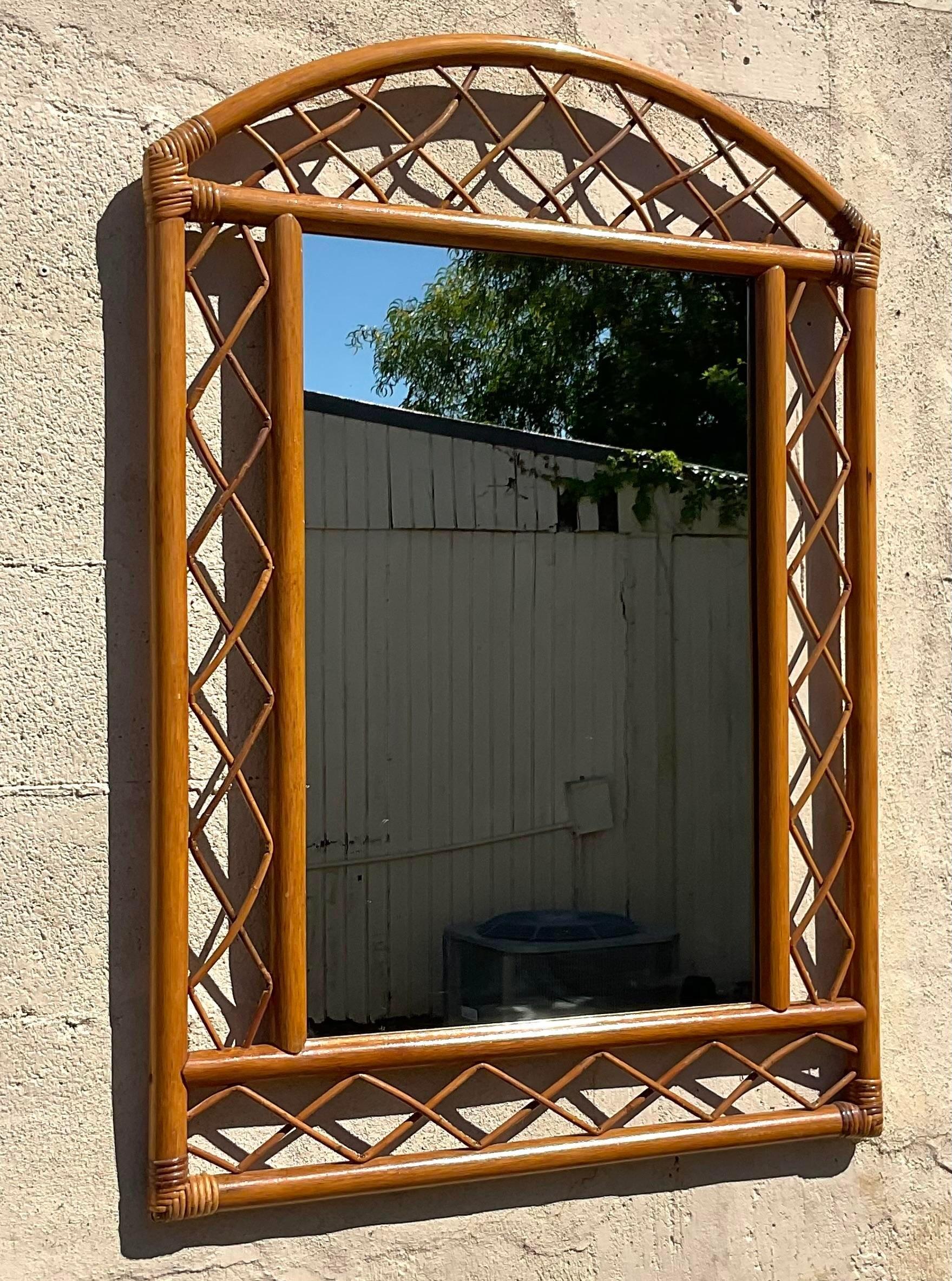 Rattan Specchio da parete ad arco in rattan vintage in vendita