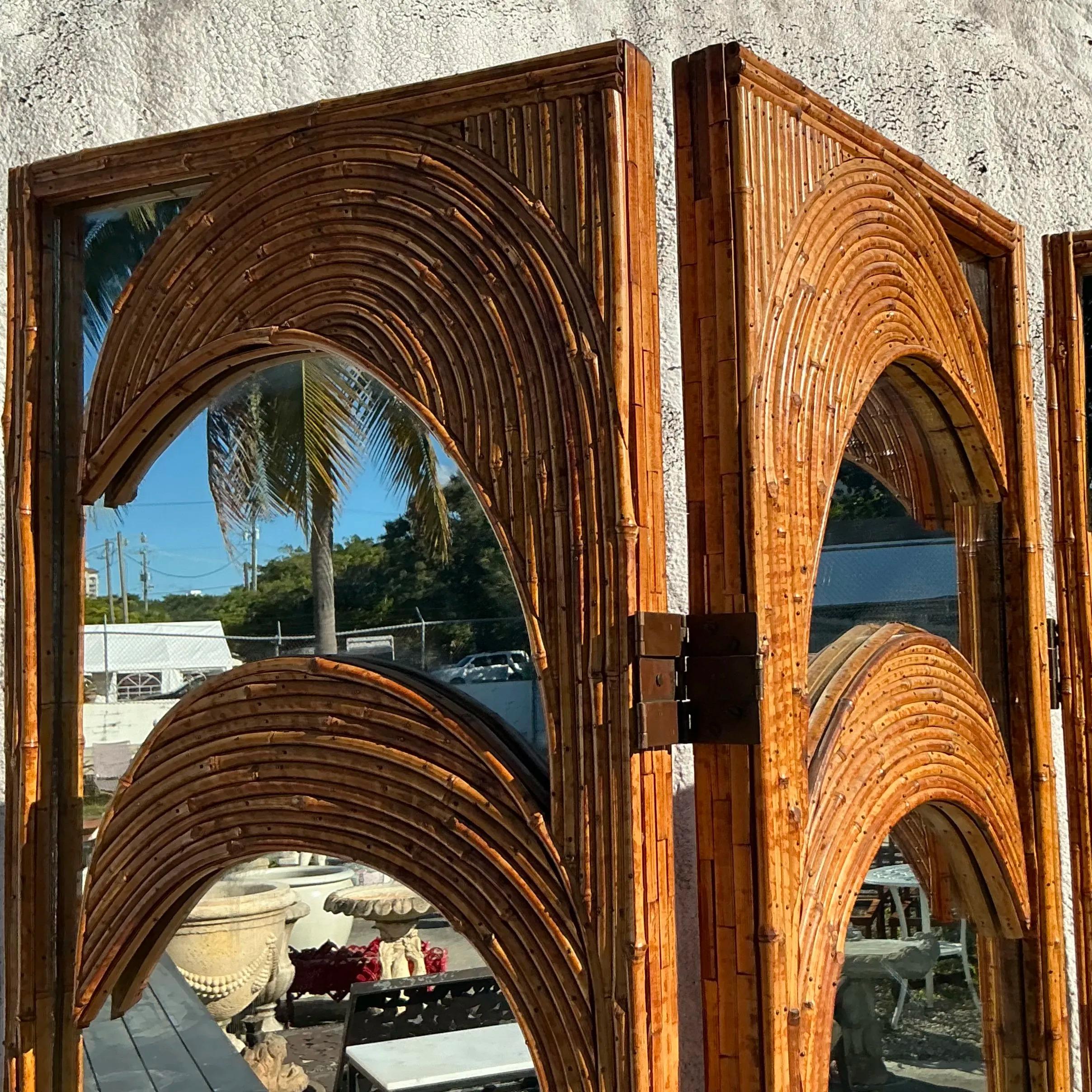 Philippin Vieux écran miroir de palmier fendu en arc de cercle côtier en vente