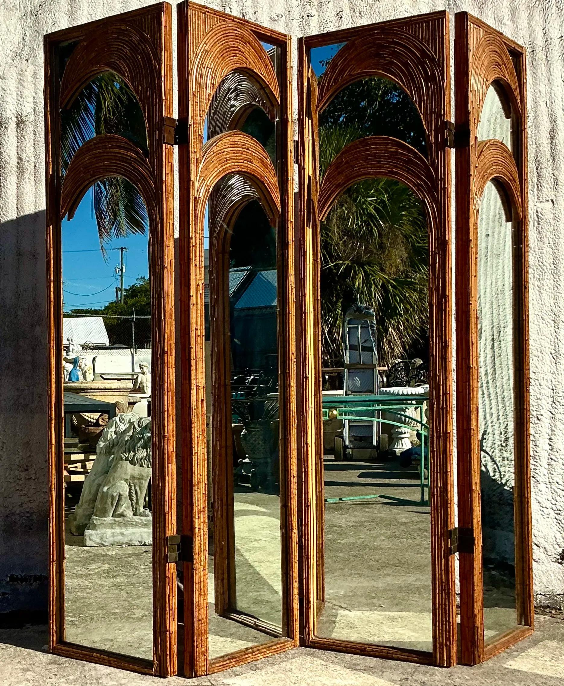 Vieux écran miroir de palmier fendu en arc de cercle côtier Bon état - En vente à west palm beach, FL